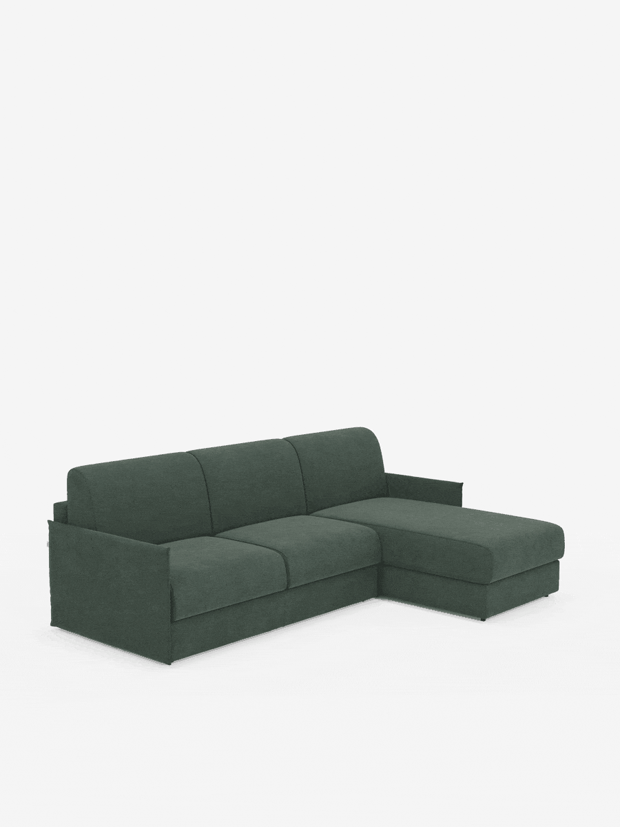 Un moderno divano letto angolare con penisola contenitore Evans, di colore verde scuro, di Divani.Store, caratterizzato da linee semplici e pulite e braccioli bassi, è presentato su uno sfondo bianco a tinta unita. Questo versatile divano componibile a L, rivestito in tessuto T23 compatto e antimacchia, è dotato di una chaise longue sul lato destro che ne aumenta la funzionalità.