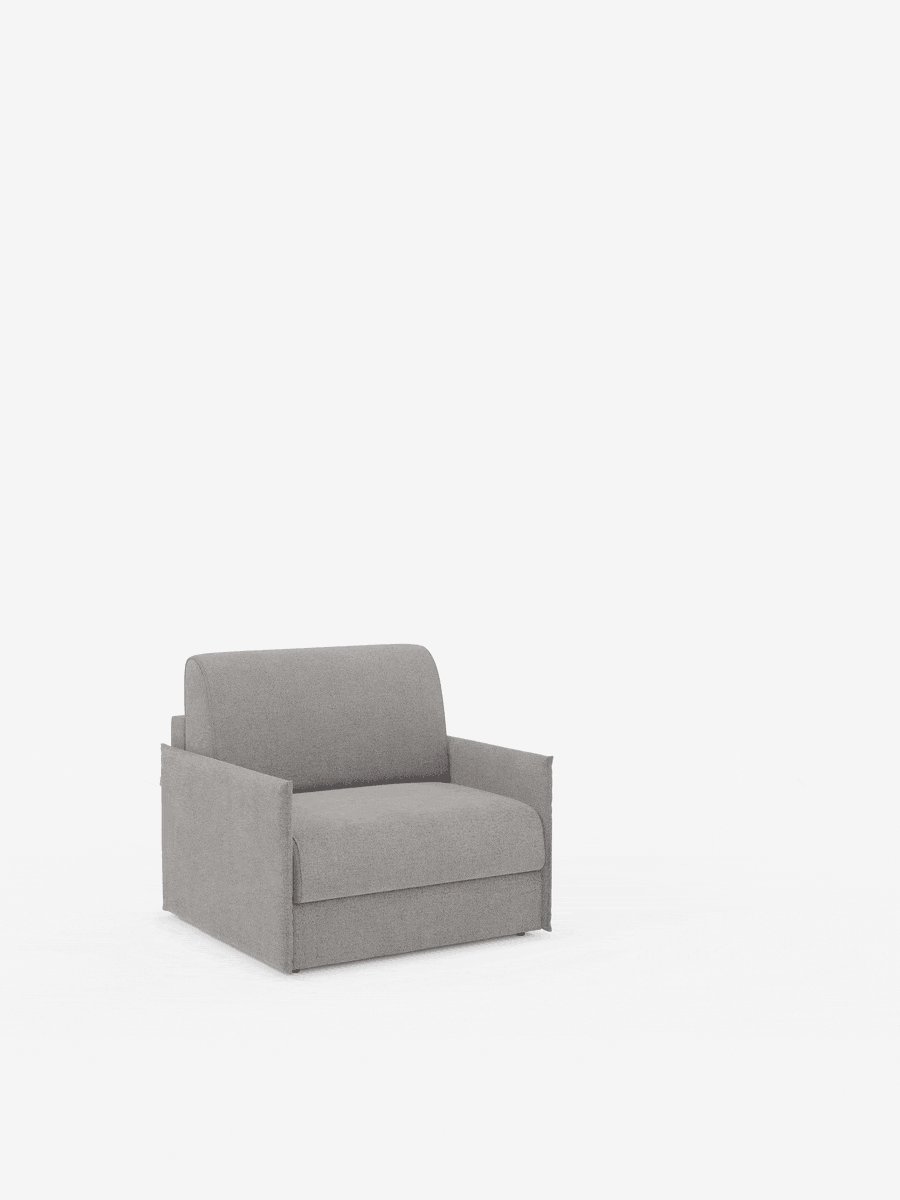 Una moderna poltrona letto compatta Evans di colore grigio chiaro con materasso, disponibile su Divani.Store, è posizionata al centro di uno sfondo bianco a tinta unita. Rivestita in tessuto T23 sfoderabile e resistente alle macchie, questa poltrona salvaspazio presenta una forma squadrata, braccioli bassi e un cuscino di seduta spesso che garantisce il massimo comfort. Il suo design semplice e minimalista crea un look pulito e contemporaneo, perfetto per massimizzare lo stile e la funzionalità negli spazi