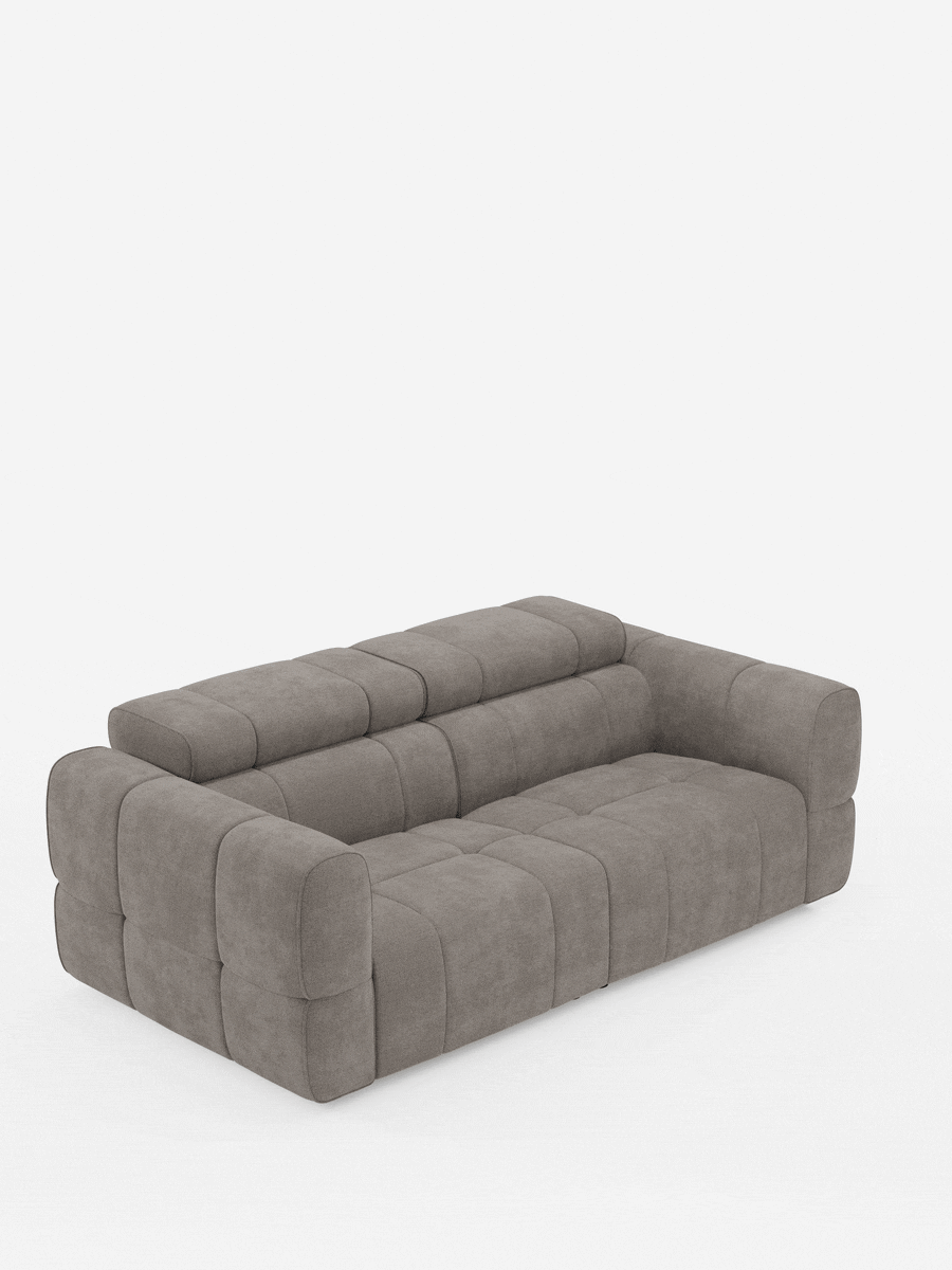 Un divano modulare Giotto a tre posti, con poggiatesta reclinabili e funzione relax elettrica opzionale, rivestito in tessuto smacchiabile T23: un divano contemporaneo a tre posti in tessuto color taupe, caratterizzato da un design squadrato e trapuntato, poggiatesta integrati e braccioli ampi e bassi.