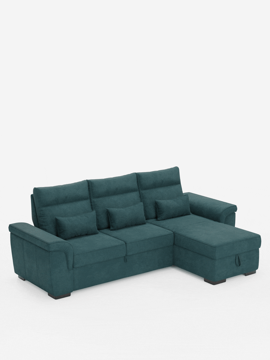 Un divano letto angolare Ischia color verde acqua con schienali scorrevoli, elemento estraibile e penisola contenitore, dotato di tre cuscini per lo schienale, tre cuscini lombari, ampi braccioli e una linguetta di estrazione, su uno sfondo bianco a tinta unita.