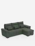 Un divano letto angolare Ischia color verde salvia con schienali scorrevoli, elemento estraibile e penisola contenitore in tessuto antimacchia misto lino è dotato di tre cuscini dello schienale, tre cuscini decorativi, una chaise longue e una base contenitore estraibile.