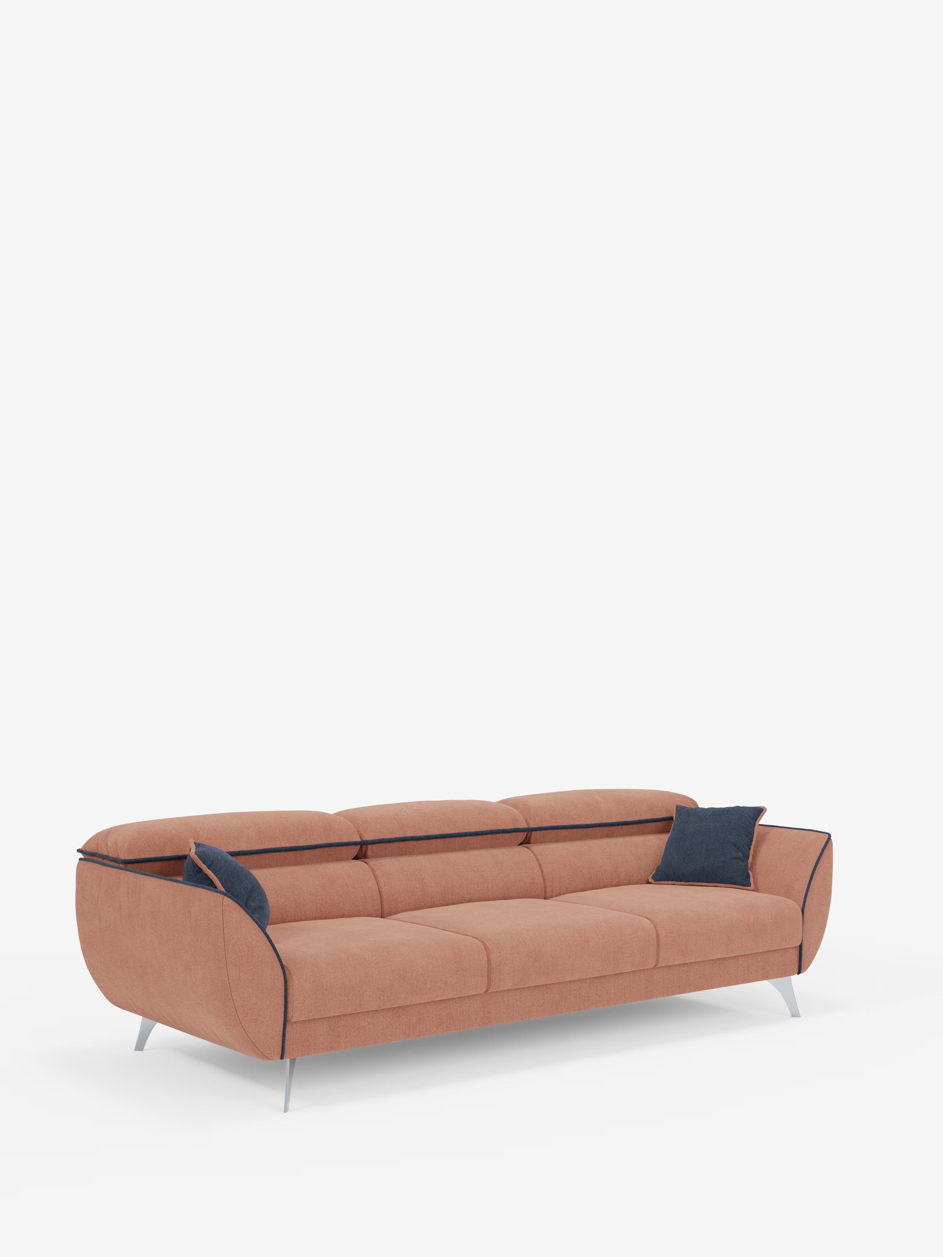 Scopri il lusso contemporaneo con il divano Michelangelo 4 Posti bicolore di Divani.Store: un moderno divano in tessuto marrone chiaro caratterizzato da bordi arrotondati, gambe sottili in metallo con rifiniture nere, due cuscini quadrati blu scuro alle estremità e 3 sedute estensibili più poggiatesta reclinabili. Presentato su uno sfondo bianco a tinta unita per esaltarne il design elegante.