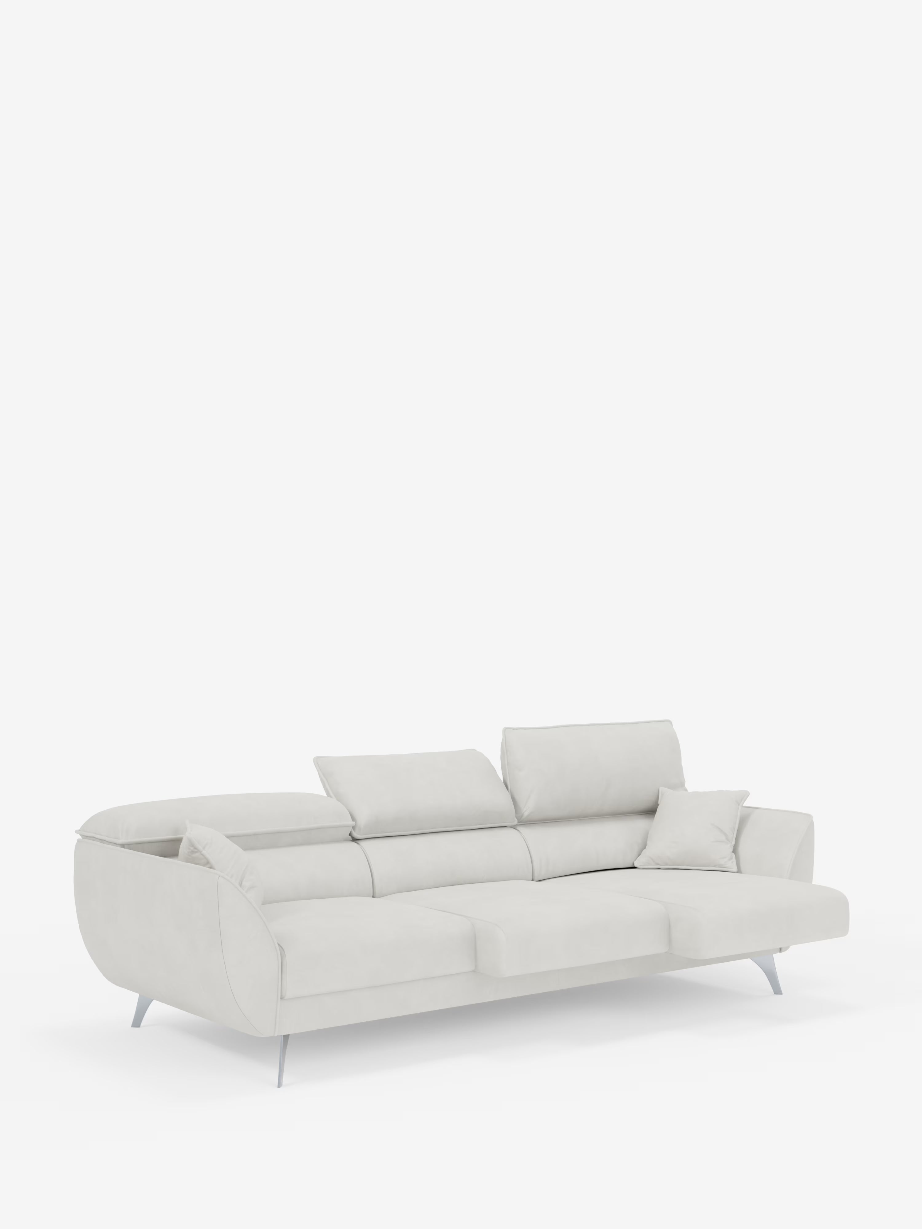 Il divano Michelangelo 4 Posti di Divani.Store è un divano moderno color grigio chiaro, realizzato in elegante tessuto vellutato antimacchia T30, dotato di tre sedute estensibili, poggiatesta reclinabili, sottili gambe angolari in metallo, un bracciolo sinistro curvo e un cuscino decorativo abbinato sulla seduta destra. Questo divano moderno spicca su uno sfondo bianco a tinta unita.
