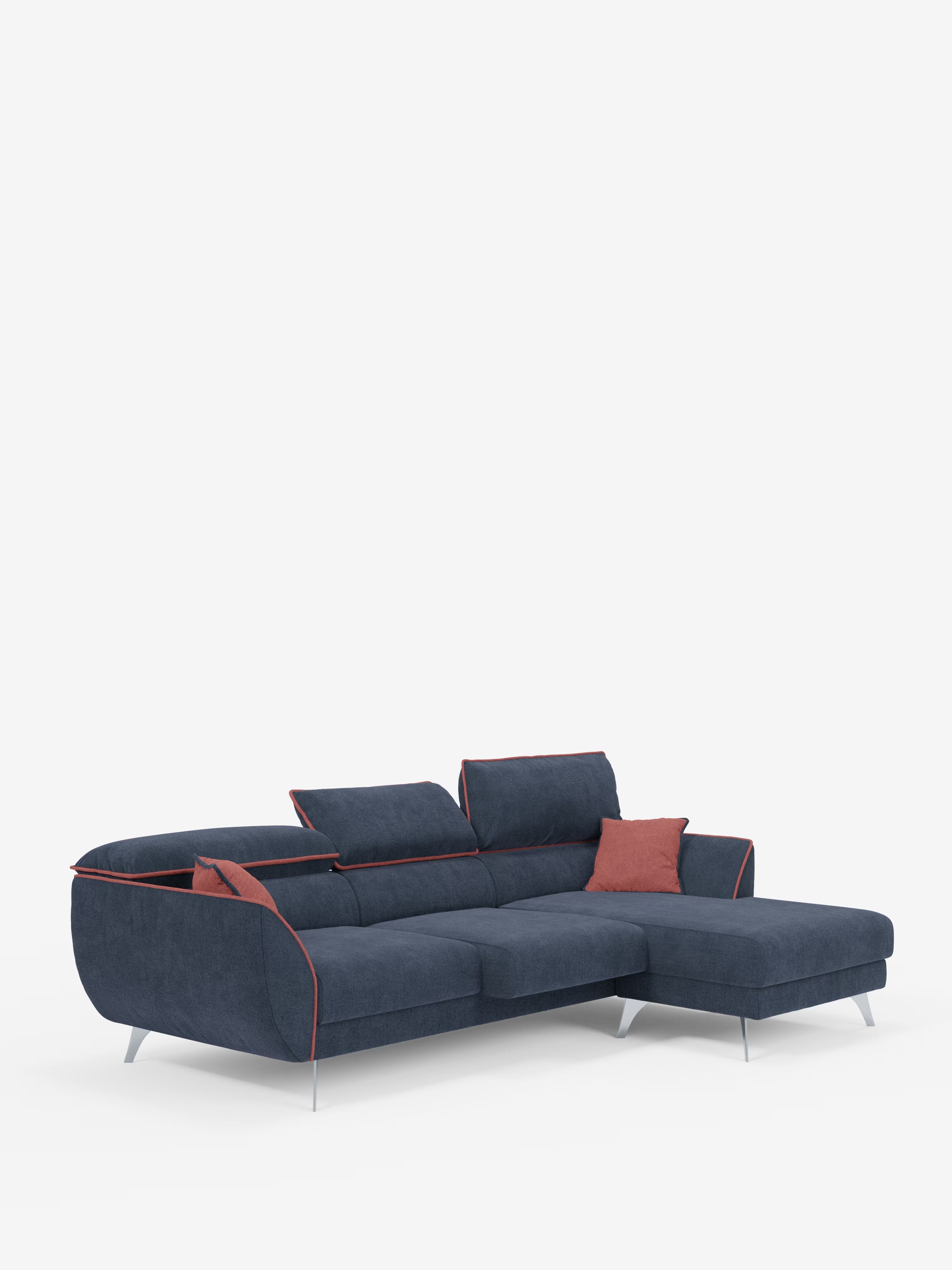 Il divano angolare bicolore Michelangelo con penisola e sedute estensibili di Divani.Store presenta un rivestimento in tessuto T23 blu scuro antimacchia con sottile bordino arancione e gambe metalliche. Il moderno design a forma di L comprende tre poggiatesta reclinabili, un cuscino blu rimovibile e un cuscino decorativo arancione, il tutto presentato su uno sfondo bianco a tinta unita.