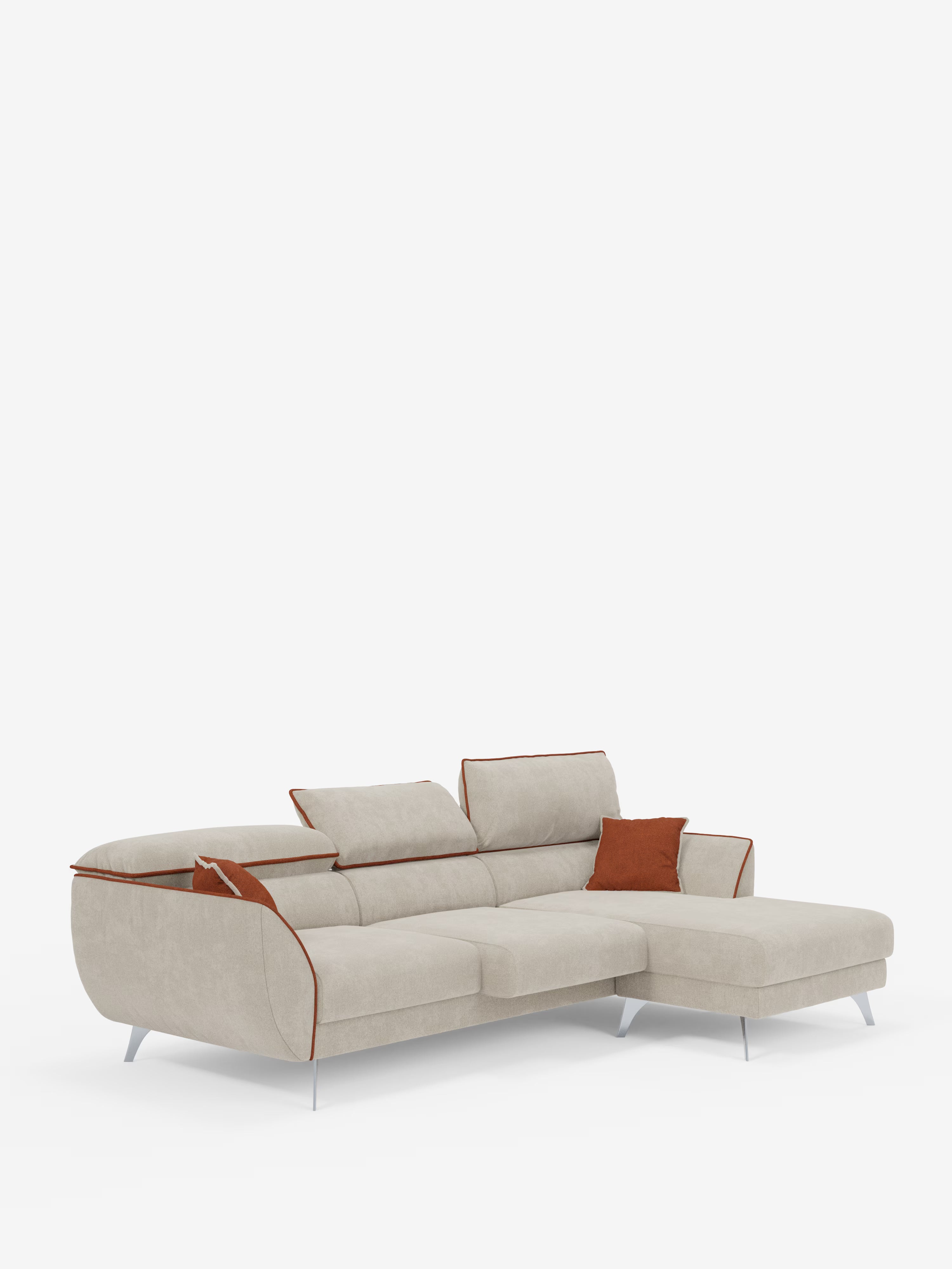Il divano angolare bicolore Michelangelo con penisola e sedute estensibili di Divani.Store, qui presentato in una moderna finitura beige, presenta eleganti gambe in metallo, vivaci dettagli di bordatura arancione, cuscini decorativi arancioni abbinati, poggiatesta reclinabili e una chaise longue orientata a destra con seduta estensibile. Il divano è posizionato su uno sfondo bianco a tinta unita.