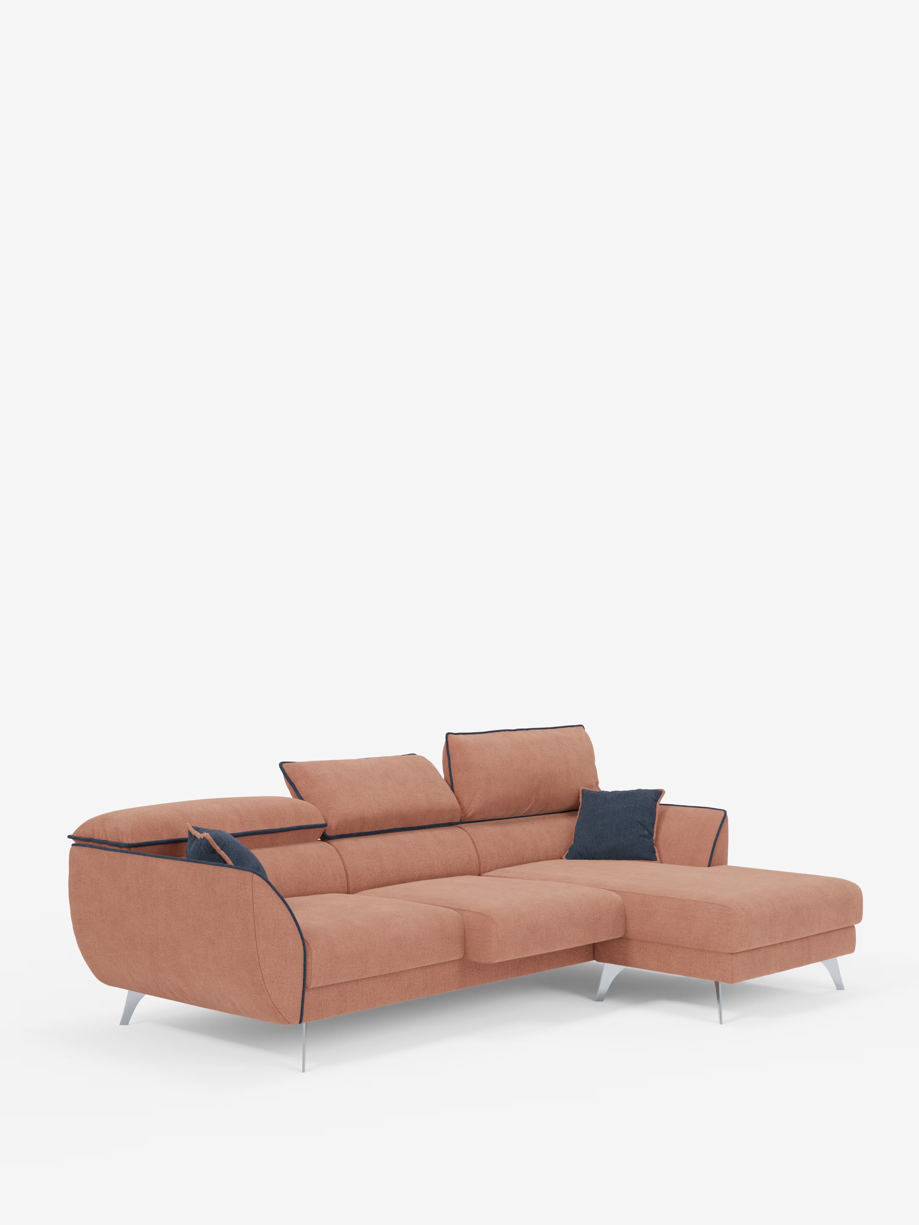 Il divano angolare bicolore Michelangelo con penisola e sedute estensibili di Divani.Store si distingue per il suo design moderno e contemporaneo, realizzato in tessuto T23 marrone chiaro smacchiabile e impreziosito da bordature nere. Questo elegante divano è dotato di una chaise longue a destra, gambe in metallo, poggiatesta reclinabili e include due cuscini decorativi blu scuro. Sullo sfondo bianco, le sue linee slanciate e la sua funzionalità risaltano magnificamente.