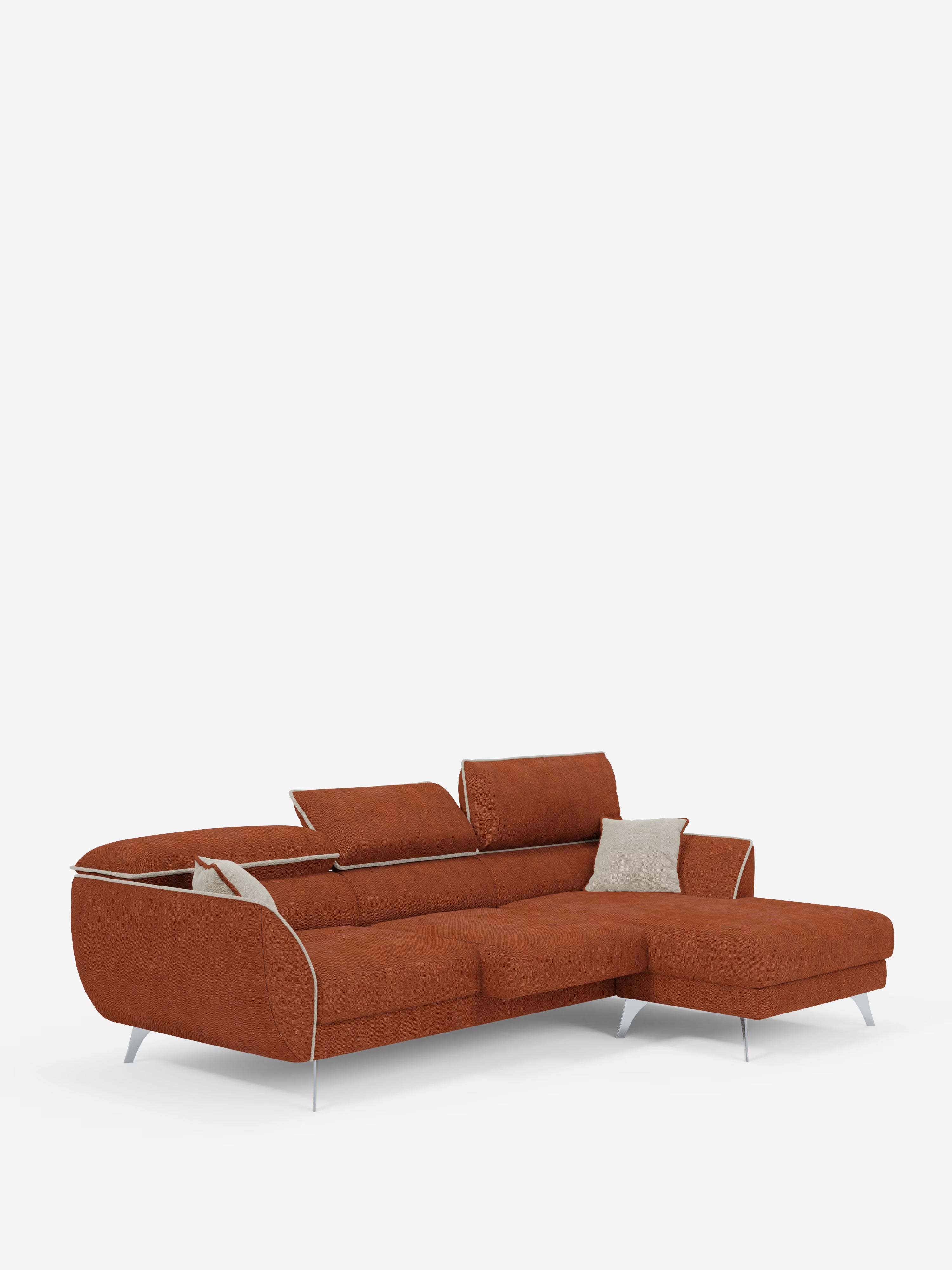 Il divano angolare bicolore Michelangelo con penisola e sedute estensibili di Divani.Il modello è presentato in tessuto arancione bruciato, con chaise longue sul lato destro, seduta estensibile per un maggiore comfort, due poggiatesta reclinabili, sottili gambe argentate e un unico cuscino decorativo beige chiaro, il tutto su uno sfondo bianco a tinta unita.