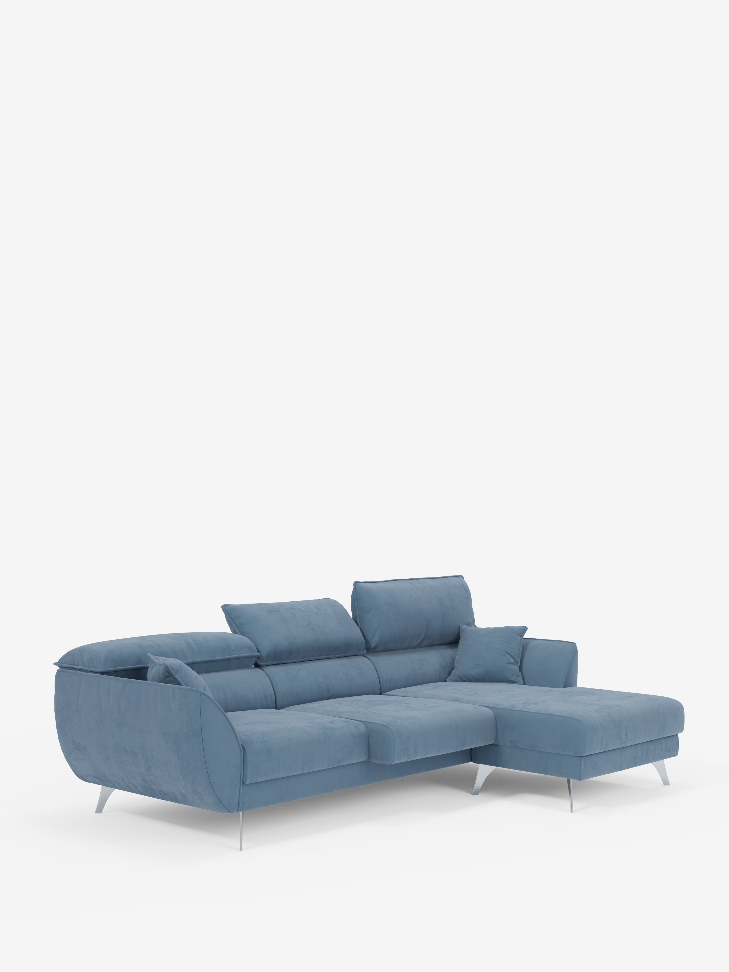 Il divano angolare con penisola e sedute estensibili Michelangelo di Divani.Store è un divano componibile contemporaneo di colore blu, dotato di poggiatesta reclinabili, eleganti gambe in metallo e una penisola a chaise longue posizionata sulla destra. Rivestito in raffinato tessuto smacchiabile effetto vellutino T30, questo modello dal design minimalista include un cuscino coordinato e vanta sedute estensibili per un comfort ancora maggiore. Il divano è presentato su uno sfondo bianco a tinta unita.