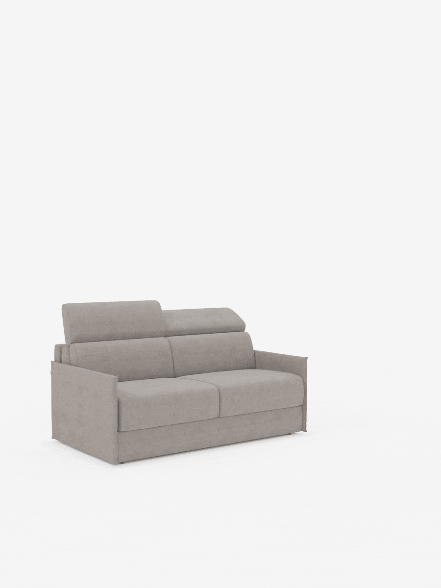 Un divano letto Miryam di colore grigio chiaro di Divani.Store, caratterizzato da un design contemporaneo e compatto con braccioli squadrati e poggiatesta reclinabili, è posto al centro di uno sfondo bianco. La sua estetica minimalista mette in risalto linee pulite e cuscini morbidi e poco spessi realizzati in morbido tessuto smacchiabile T31, incarnando alla perfezione uno stile minimal contemporaneo. Non sono visibili altri oggetti o decorazioni.