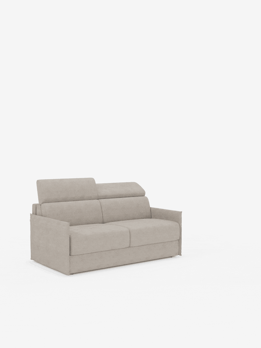 Un divano letto Miryam color beige chiaro con poggiatesta reclinabili e comfort maxi di Divani.Store, caratterizzato da un design compatto in morbido tessuto smacchiabile T31 e cuscini rettangolari, è posizionato al centro su uno sfondo bianco a tinta unita. Questo lussuoso divano a due posti offre un look pulito e moderno e propone uno stile minimal contemporaneo, privo di motivi o decorazioni visibili.