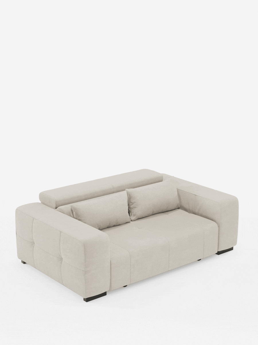 Il divano Monarch Divano con Relax Elettrico di Divani.Store, in un delicato beige, presenta una linea slanciata con braccioli morbidi e squadrati e una seduta capitonata. Questo divano dal design elegante è dotato di una seduta estensibile elettricamente e di un poggiatesta reclinabile per un comfort versatile. Due cuscini rettangolari poggiano contro lo schienale, mentre il divano poggia su gambe corte di colore nero. Rivestito in morbido tessuto T31 resistente alle macchie.