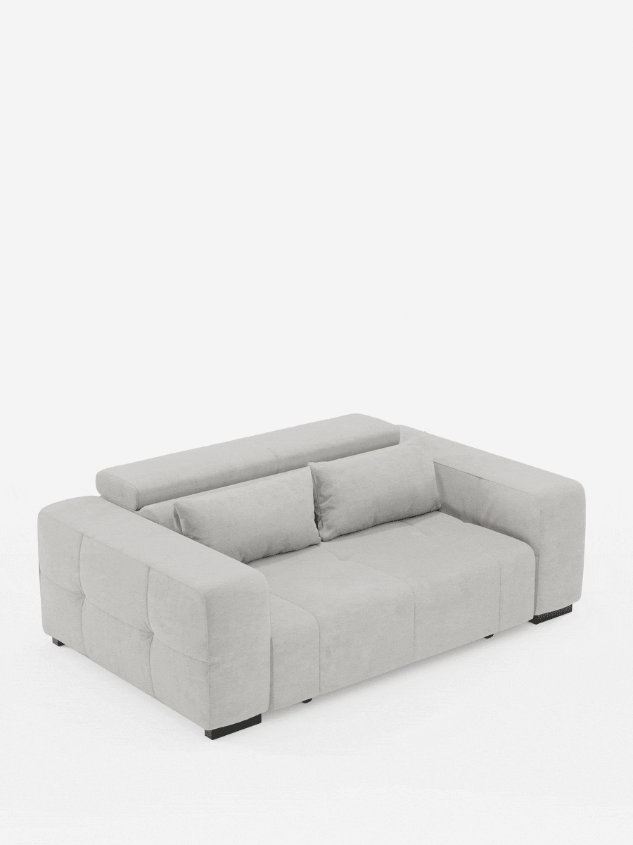 Il divano Monarch con relax elettrico di Divani.Store è un divano contemporaneo di colore grigio chiaro, realizzato in morbido tessuto T31 resistente alle macchie. Il suo design innovativo è caratterizzato da meccanismi elettrici che consentono di reclinare le sedute e i poggiatesta regolabili, mentre i braccioli rimangono fissi. Presentato su uno sfondo bianco con due cuscini coordinati, questo divano contemporaneo multifunzionale Monarch mette in risalto sia il comfort che lo stile moderno.