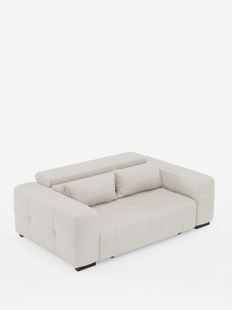 Il divano Monarch con funzione relax elettrica di Divani.Store, rivestito in morbido tessuto T31 beige chiaro antimacchia, presenta ampi braccioli e un design contemporaneo trapuntato. Si trasforma in letto grazie alle funzioni di relax elettriche che consentono di reclinare lo schienale e di estendere la seduta in avanti, creando una superficie piana su cui dormire — come illustrato passo dopo passo su uno sfondo bianco.