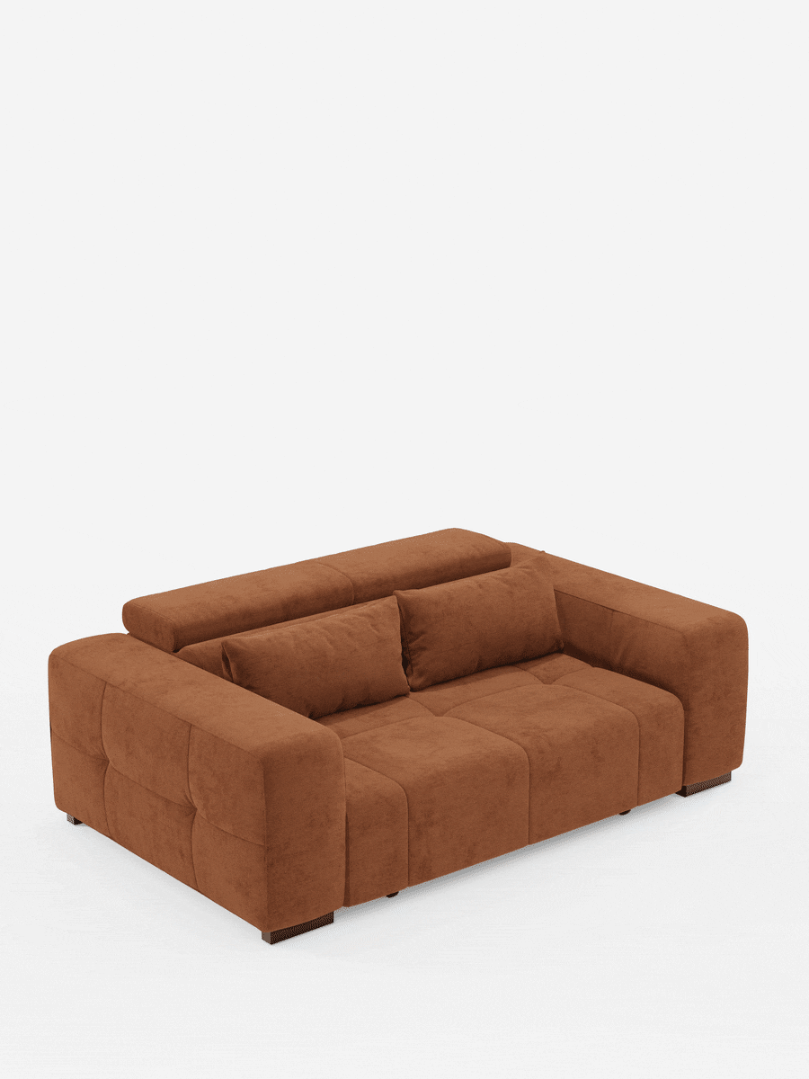 Su uno sfondo bianco è esposto un divano Monarch moderno, di colore marrone, con funzione relax elettrica per l’allungamento delle sedute e poggiatesta reclinabile, a cura di Divani.Store. Rivestito in morbido tessuto T31 resistente alle macchie, questo divano componibile con ampi braccioli e cuscini trapuntati si trasforma in un ampio letto grazie allo schienale che si ripiega completamente, creando una superficie di riposo liscia ed estesa.
