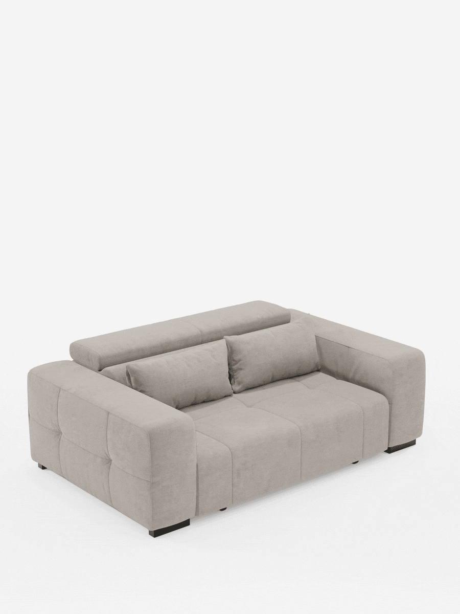 Un moderno divano a due posti color grigio chiaro: il modello Monarch Divano con Relax Elettrico di Divani.Store presenta ampi braccioli, uno schienale basso e morbidi cuscini. Con il suo design minimalista e il rivestimento in morbido tessuto smacchiabile T31, questo elegante divano si trasforma facilmente in un letto piano grazie all’estensione elettrica della seduta e ai poggiatesta reclinabili, il tutto messo in risalto da uno sfondo bianco a tinta unita.