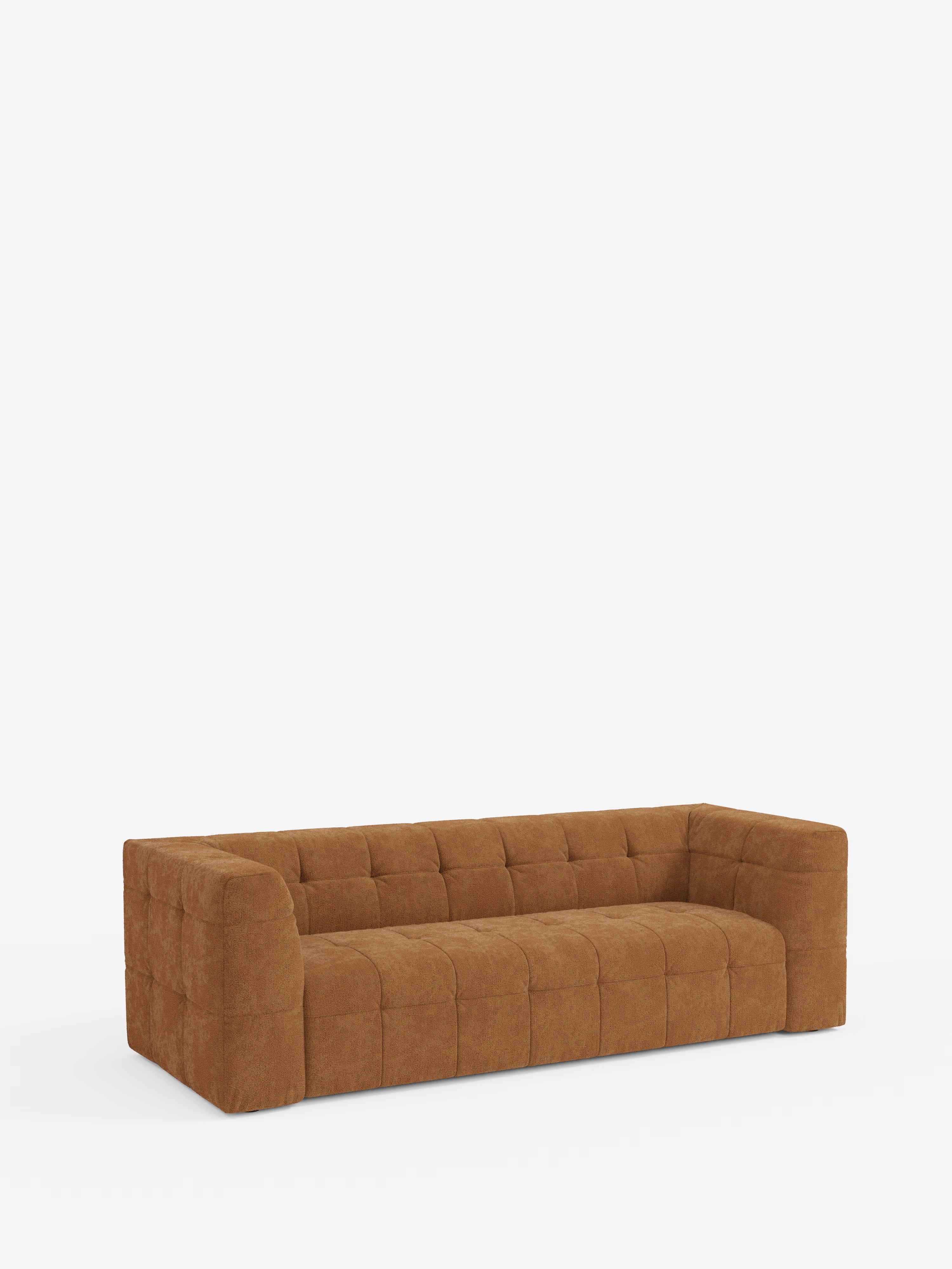 Un divano componibile a 3 posti in bouclé dal design contemporaneo e dal profilo basso, il “Mosaic Divano” di Divani.Store, presenta un lussuoso rivestimento capitonné in morbido tessuto bouclé T21 resistente alle macchie e ampi braccioli. Su uno sfondo bianco a tinta unita, questo divano a tre posti sfoggia una silhouette squadrata e geometrica dall’aspetto accogliente e invitante.