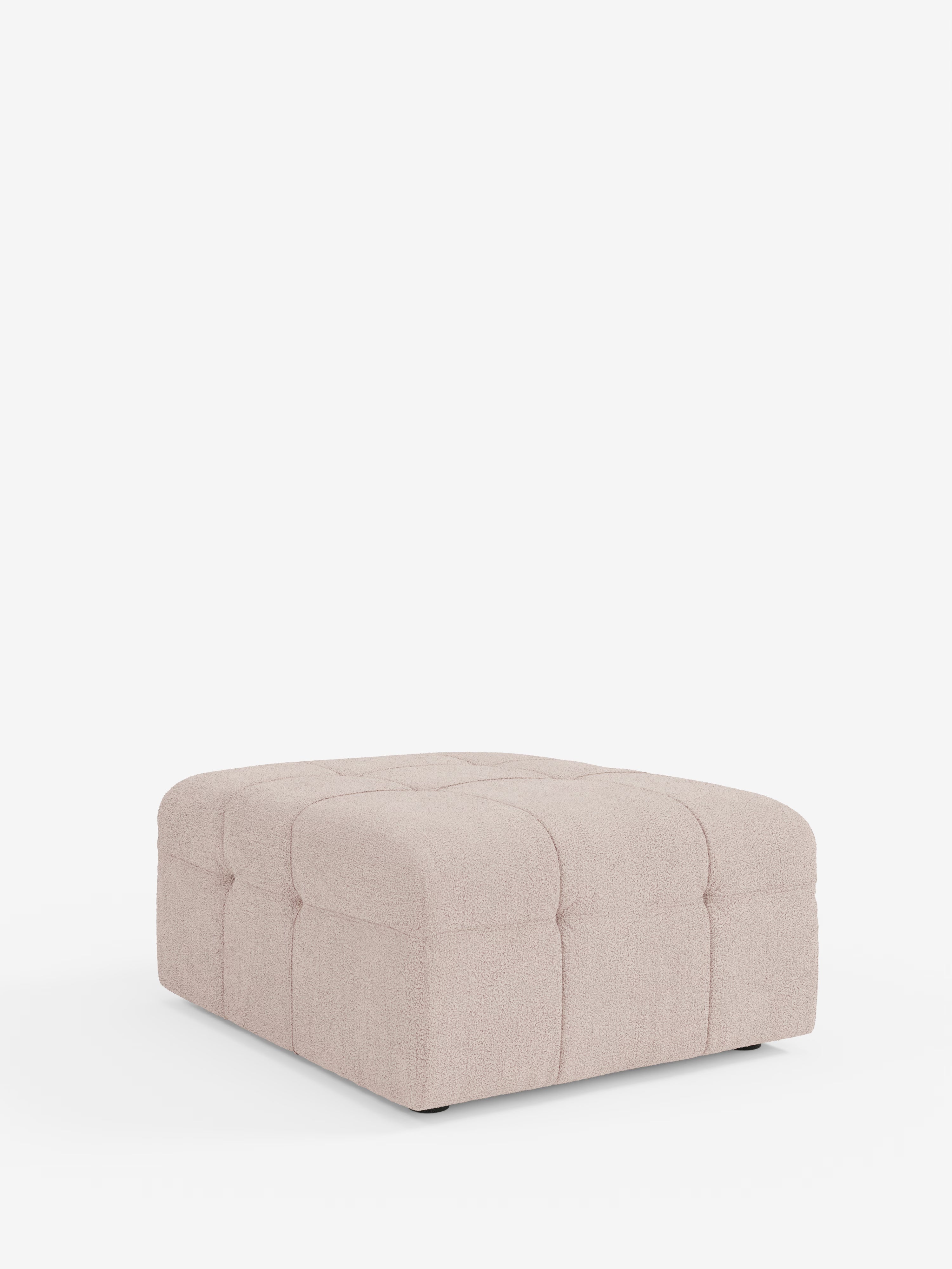 Un pouf quadrato Mosaic di colore beige chiaro, realizzato in tessuto bouclé da Divani.Store, delle dimensioni di 96x77 cm, spicca su uno sfondo bianco. Rivestito in tessuto bouclé T21 antimacchia, dalla consistenza morbida e testurizzata e con un motivo capitonné caratterizzato da quadrati delicatamente ricamati, questo pouf presenta bordi leggermente arrotondati e non ha gambe a vista.
