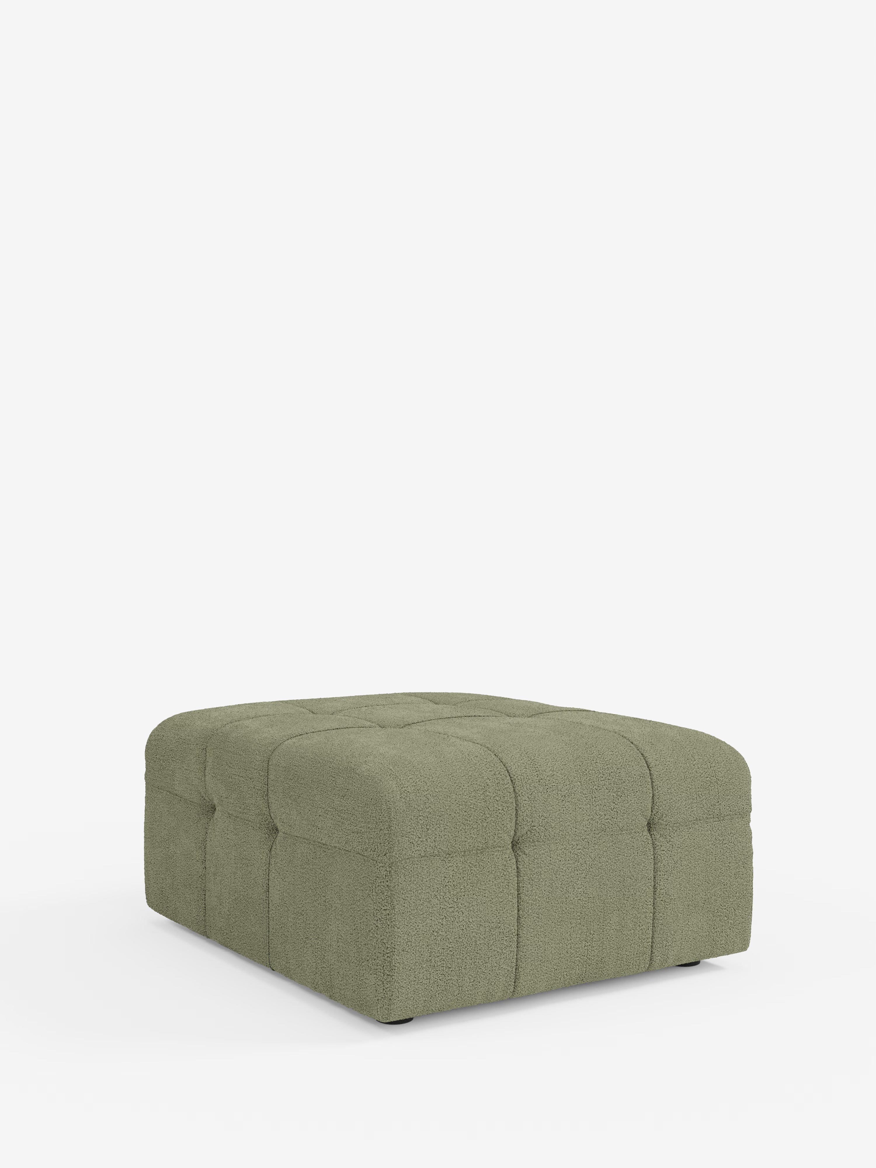 Un pouf quadrato della linea Mosaic di Divani.Store, rivestito in tessuto bouclé T21 verde salvia antimacchia, su uno sfondo bianco. Realizzato in Italia, questo pouf da 96x77 cm presenta bordi morbidi e arrotondati ed un'elegante trapuntatura capitonné con bottoni sulla parte superiore e sui lati, per un aspetto lussuoso e moderno che richiama il raffinato design italiano.