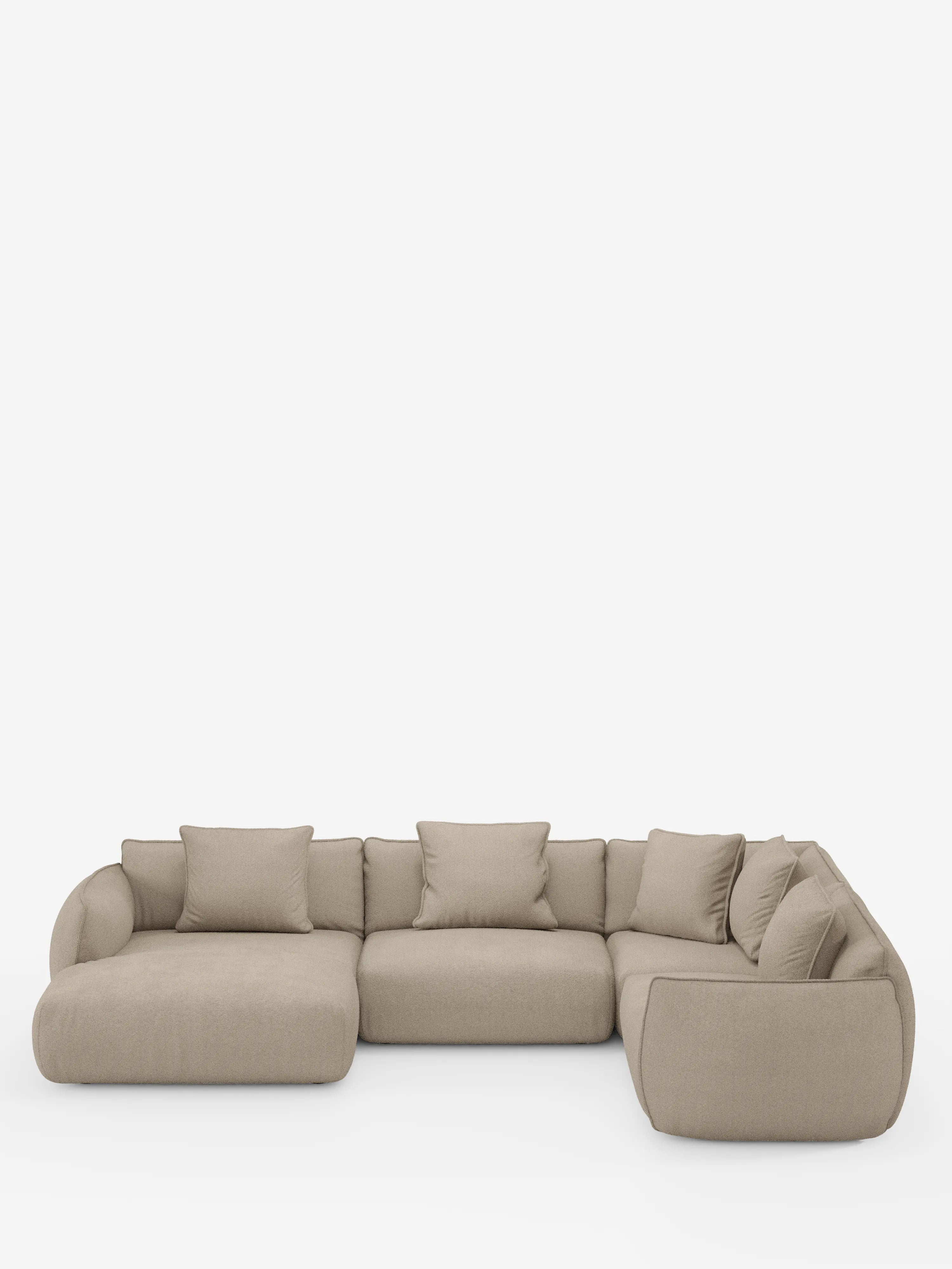 Un ampio divano componibile beige a forma di L — il modello “Nimbus” di Divani.Store, un divano angolare panoramico componibile con penisola e angolo in tessuto smacchiabile T33 — spicca su uno sfondo bianco. Caratterizzato da morbidi cuscini, un design dalle linee arrotondate e sei cuscini decorativi abbinati, questo divano contemporaneo offre comfort e stile.