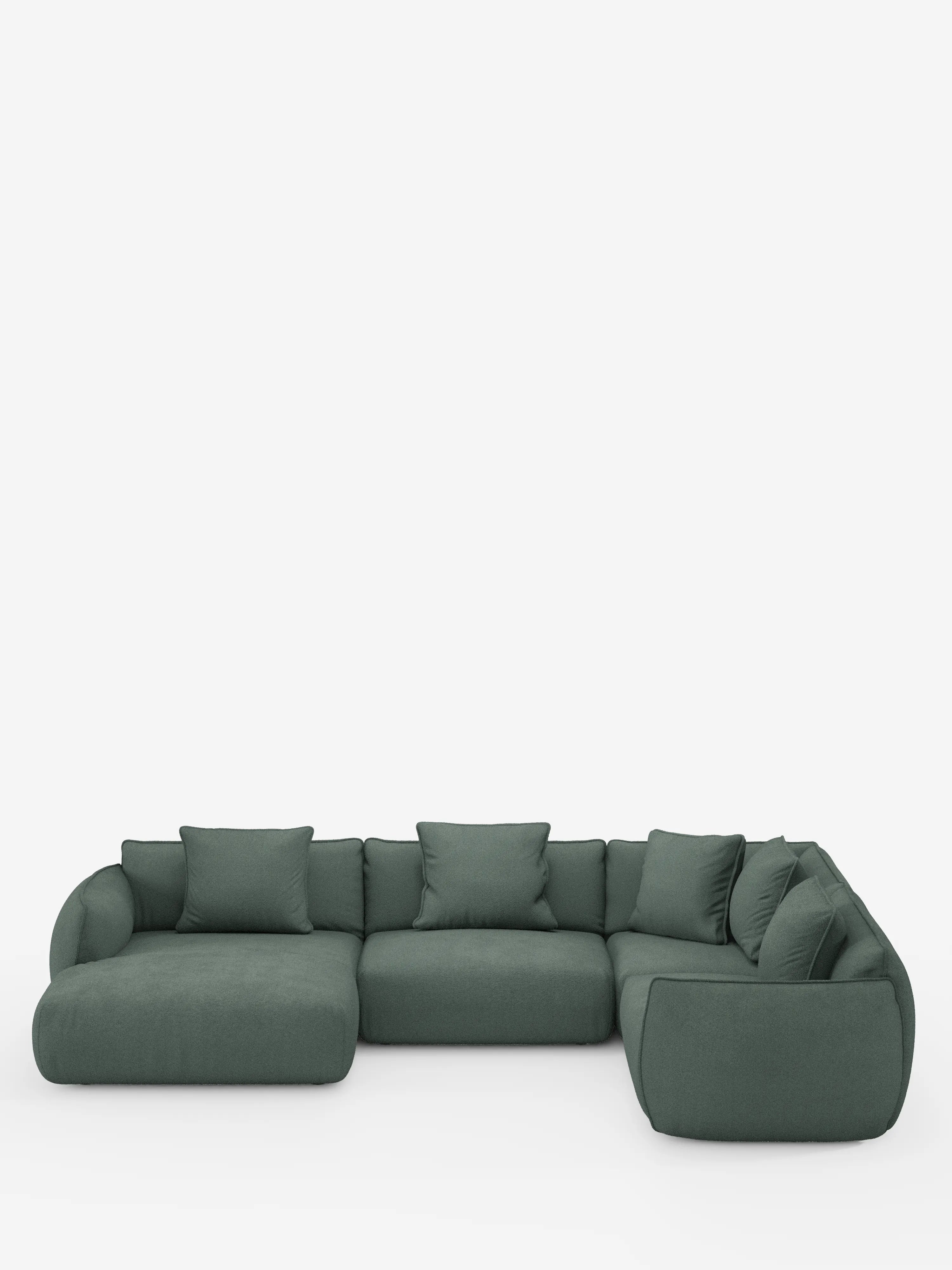 Un ampio e moderno divano angolare panoramico componibile Nimbus con penisola e angolo in tessuto smacchiabile T33 di Divani.Store, rivestito in tessuto verde scuro con braccioli e schienali bassi e morbidi, dotato di sei cuscini quadrati abbinati, è posto su uno sfondo bianco a tinta unita. Il design minimalista mette in risalto i bordi arrotondati e morbidi e le sedute profonde e invitanti.