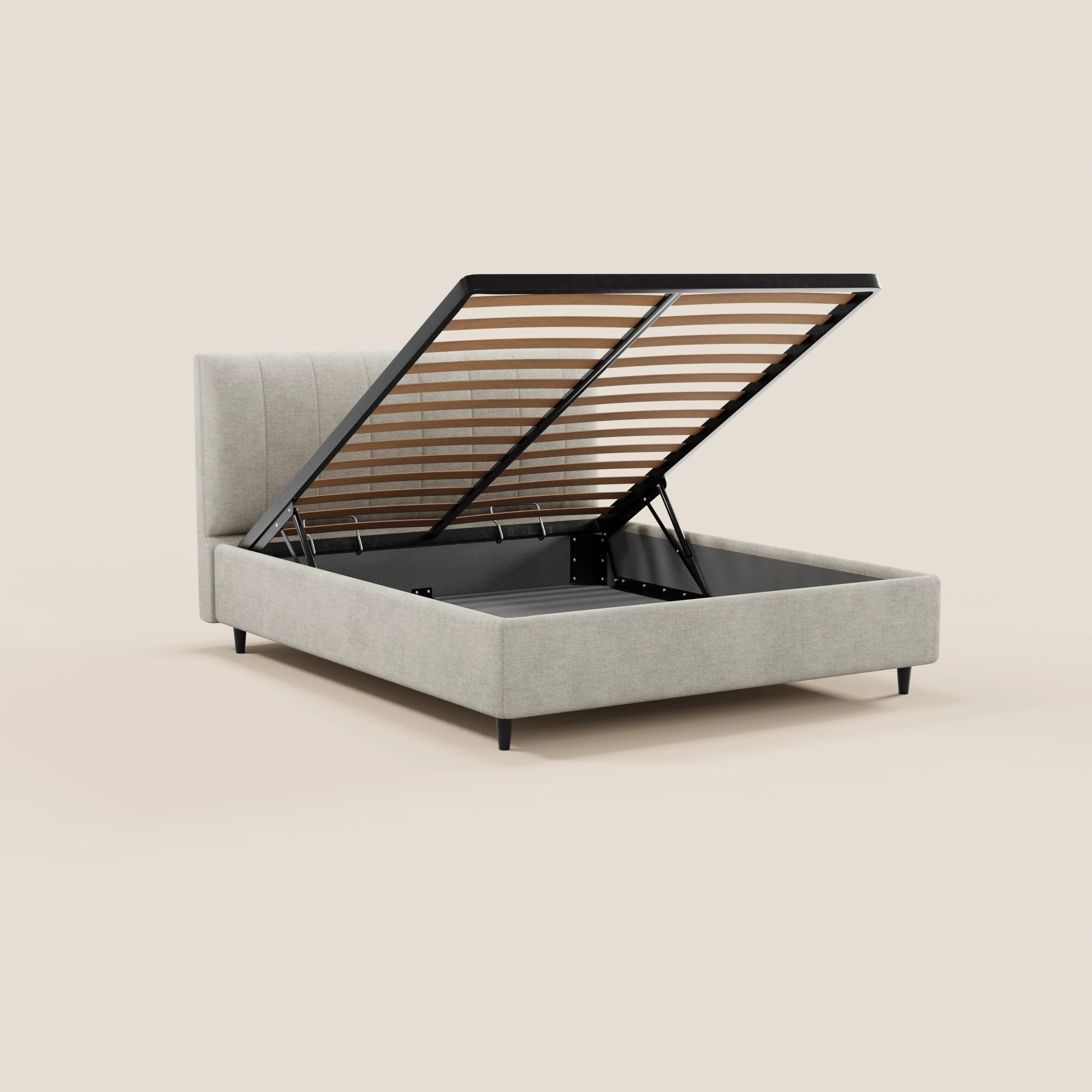 Il letto imbottito ONYX con contenitore e testiera verticale in tessuto Oeko-Tex® di Letti.store, in grigio chiaro, presenta una base a doghe sollevabile che rivela un ampio vano contenitore. Questo letto moderno poggia su piedini neri corti che risaltano sullo sfondo beige.