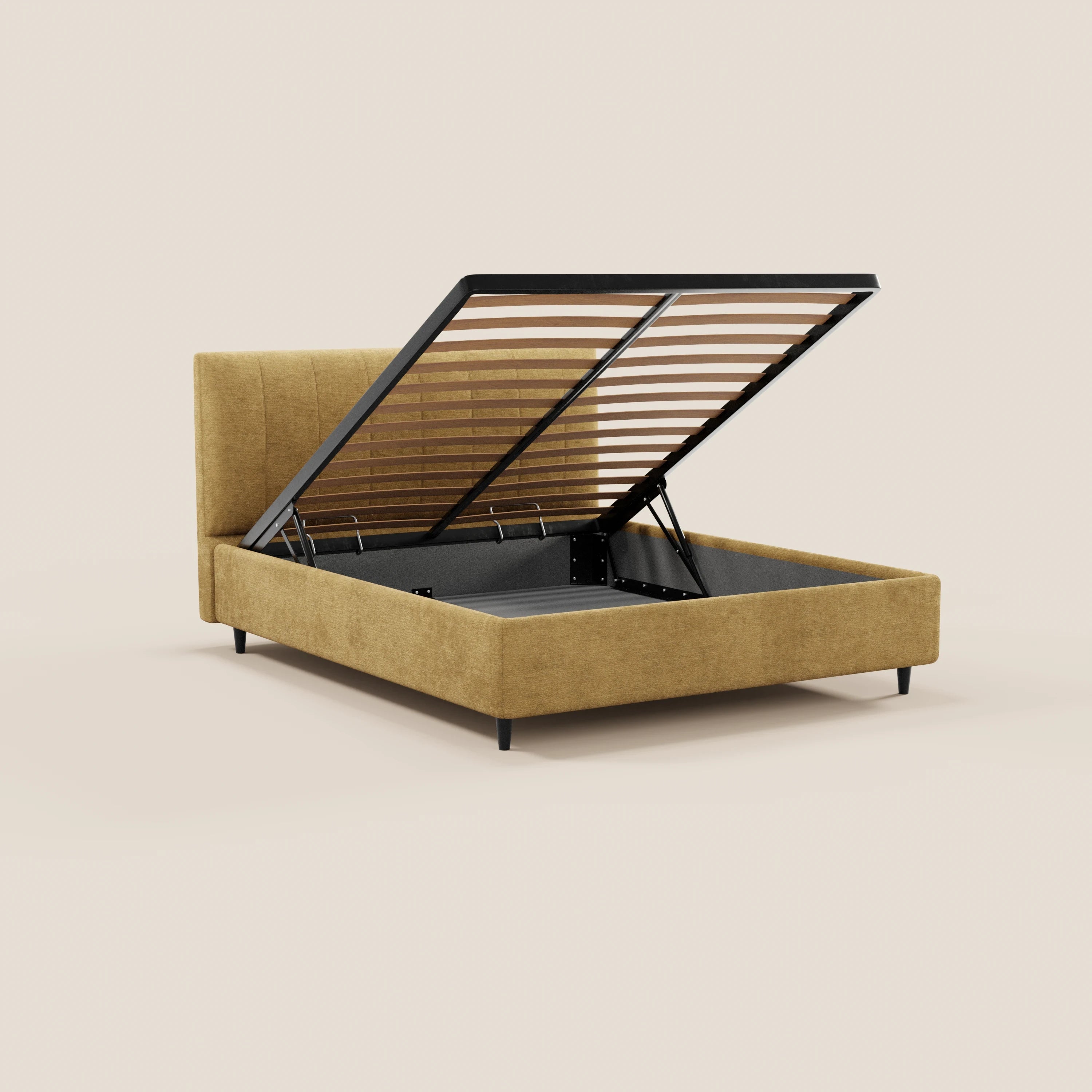 Il letto imbottito con contenitore ONYX di Letti.store è caratterizzato da un tessuto giallo senape certificato Oeko-Tex®, un sistema di sollevamento idraulico per lo spazio contenitore, gambe nere e un'alta testiera imbottita verticale, il tutto su uno sfondo beige chiaro.