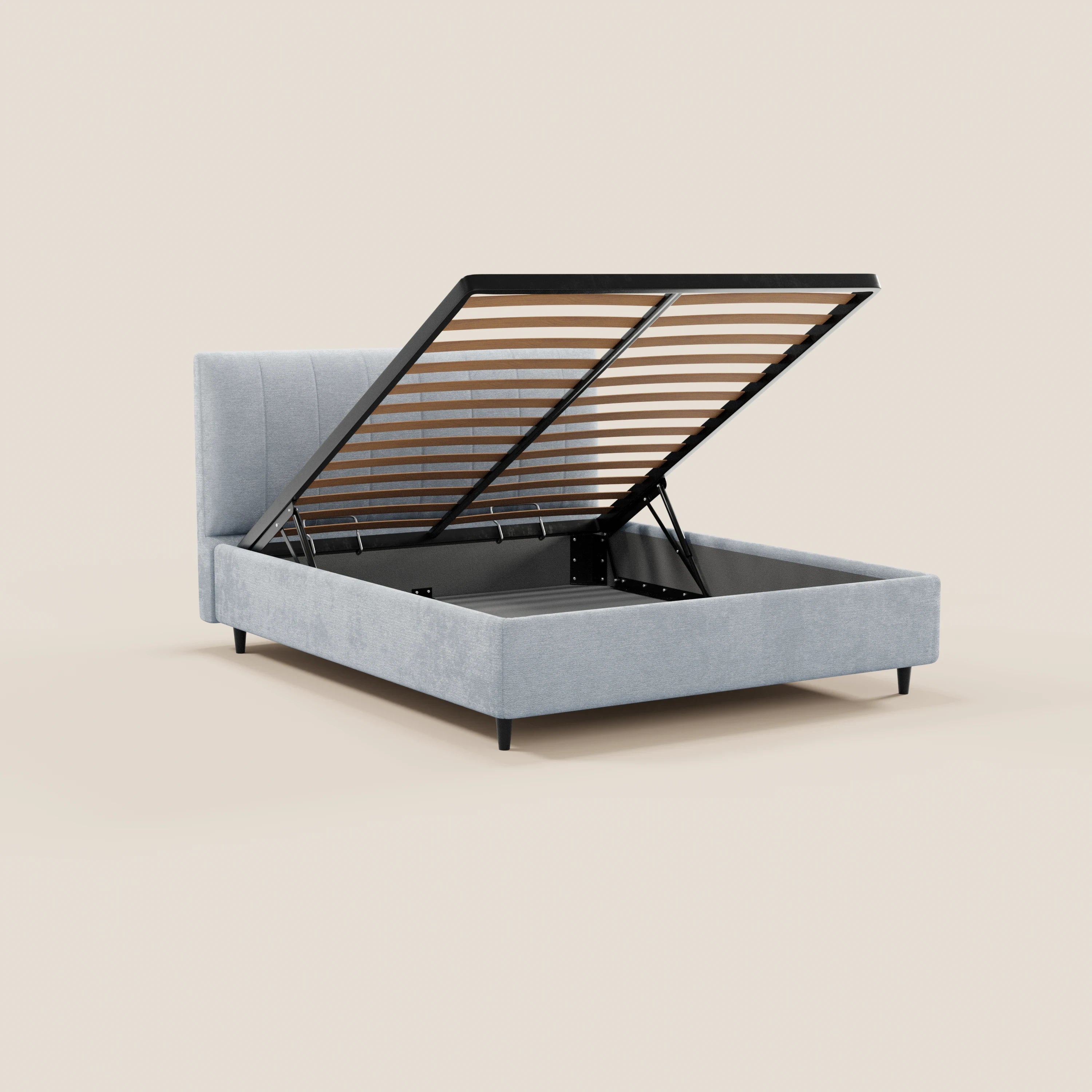 Il letto imbottito ONYX con contenitore di Letti.store, realizzato in tessuto Oeko-Tex®, presenta una testiera verticale, un meccanismo di sollevamento idraulico e gambe nere corte; il vano interno è visibile quando la rete è sollevata. Sfondo beige semplice.