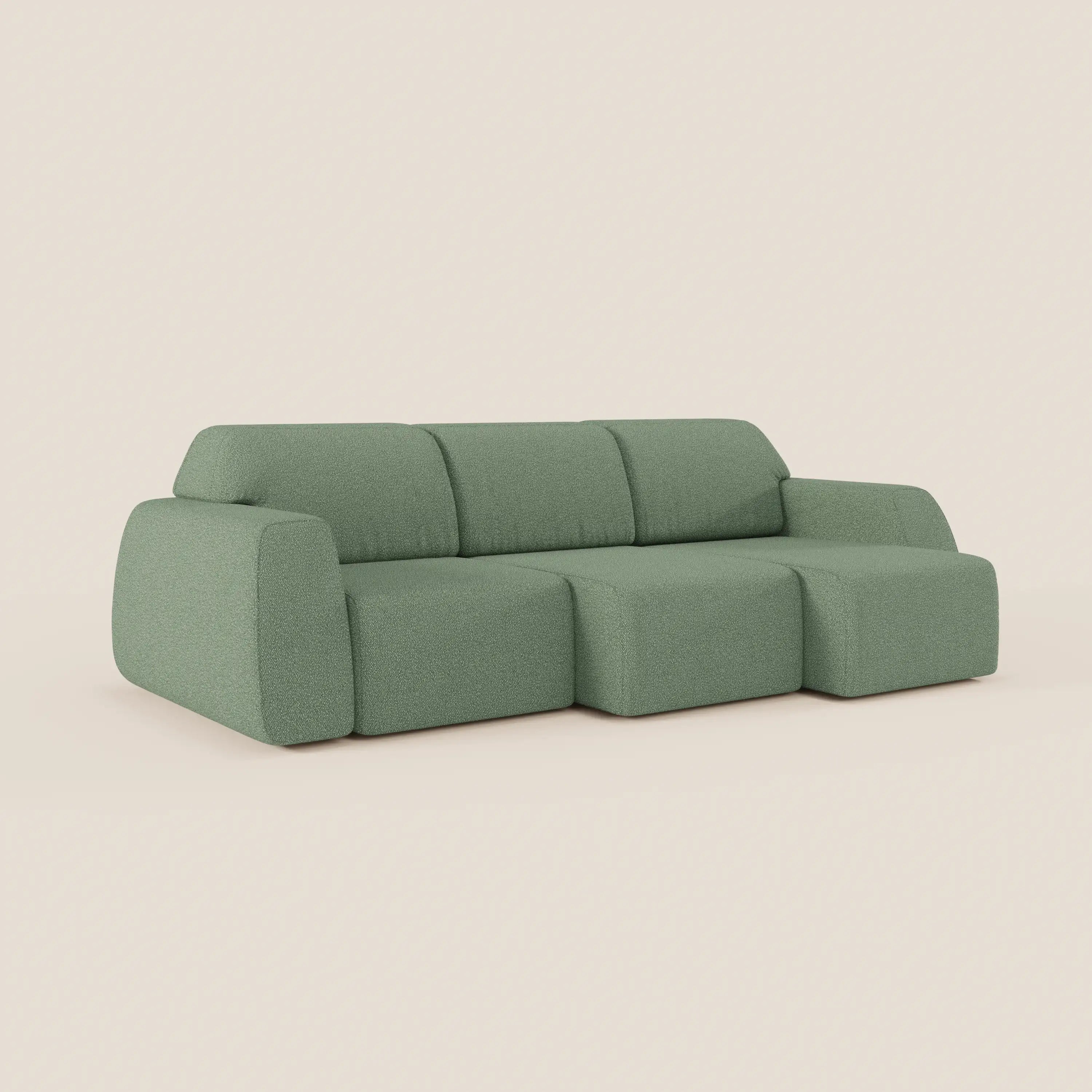Il divano Orbit 4 posti di Divani.Store è caratterizzato da 3 sedute indipendenti scorrevoli e allungabili, tessuto antimacchia T33 verde chiaro effetto cotone, braccioli bassi e larghi, chaise lounge sul lato destro e rivestimento minimalista testurizzato su fondo beige.