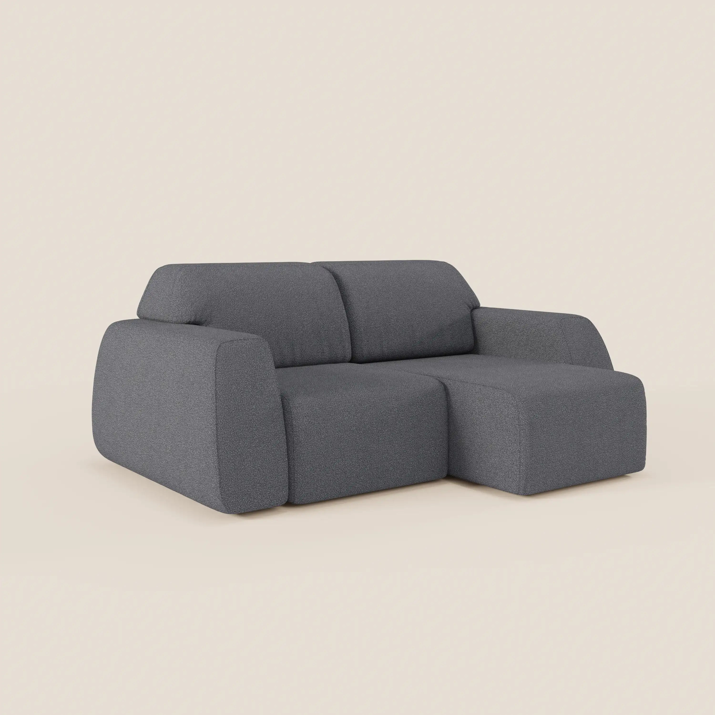 Il divano Orbit 2 e 3 posti di Divani.Store è un divano moderno e minimalista di colore grigio scuro con braccioli ampi e arrotondati, chaise lounge a destra, cuscini in tessuto, sedute scorrevoli e profilo basso, completamente sfoderabile in tessuto T33 effetto cotone facile da pulire.