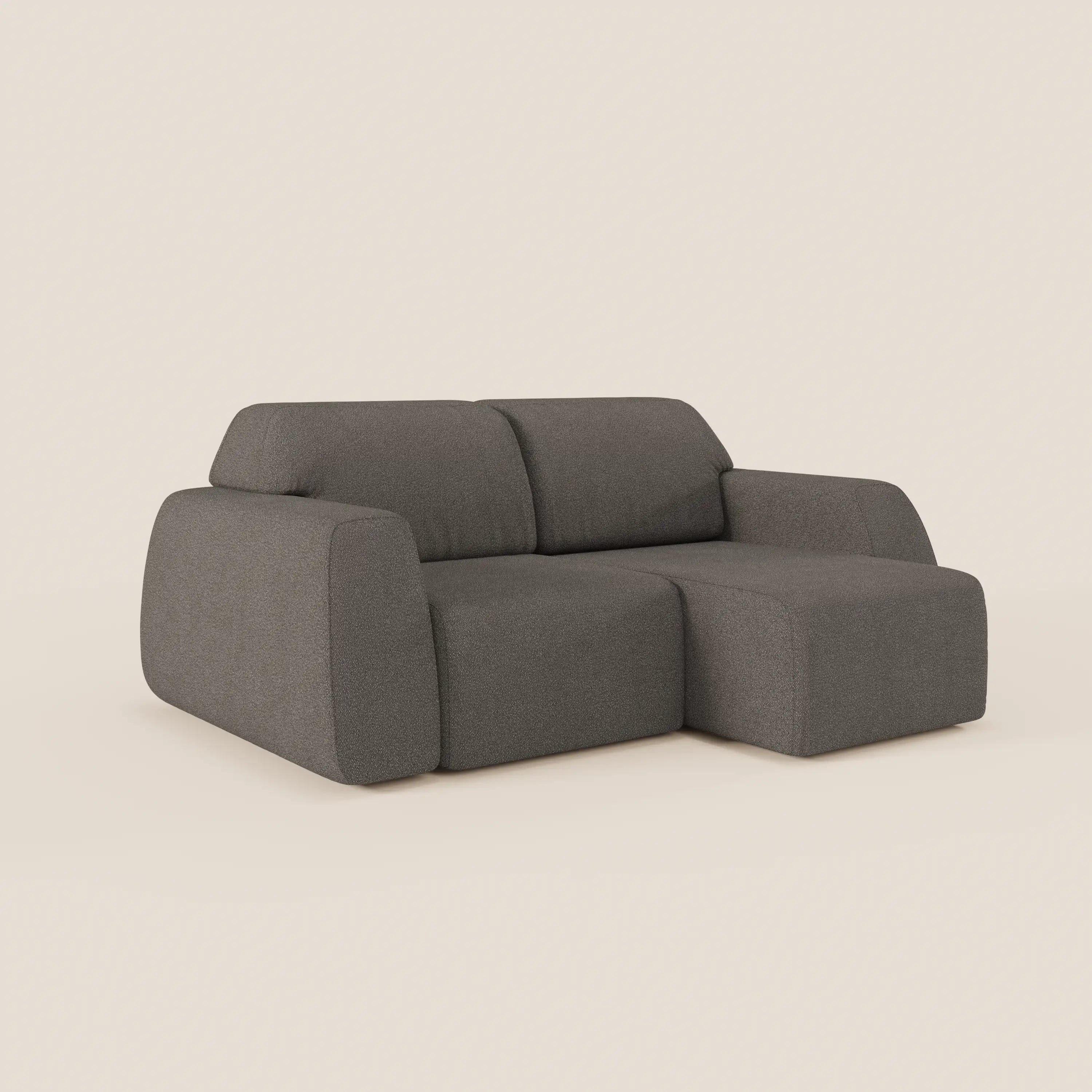Il divano Orbit 2 e 3 posti di Divani.Store è caratterizzato da cuscini spessi e arrotondati, braccioli bassi, chaise lounge destra e sedute scorrevoli. Completamente sfoderabile in tessuto smacchiabile effetto cotone T33. Mostrato su fondo crema chiaro.