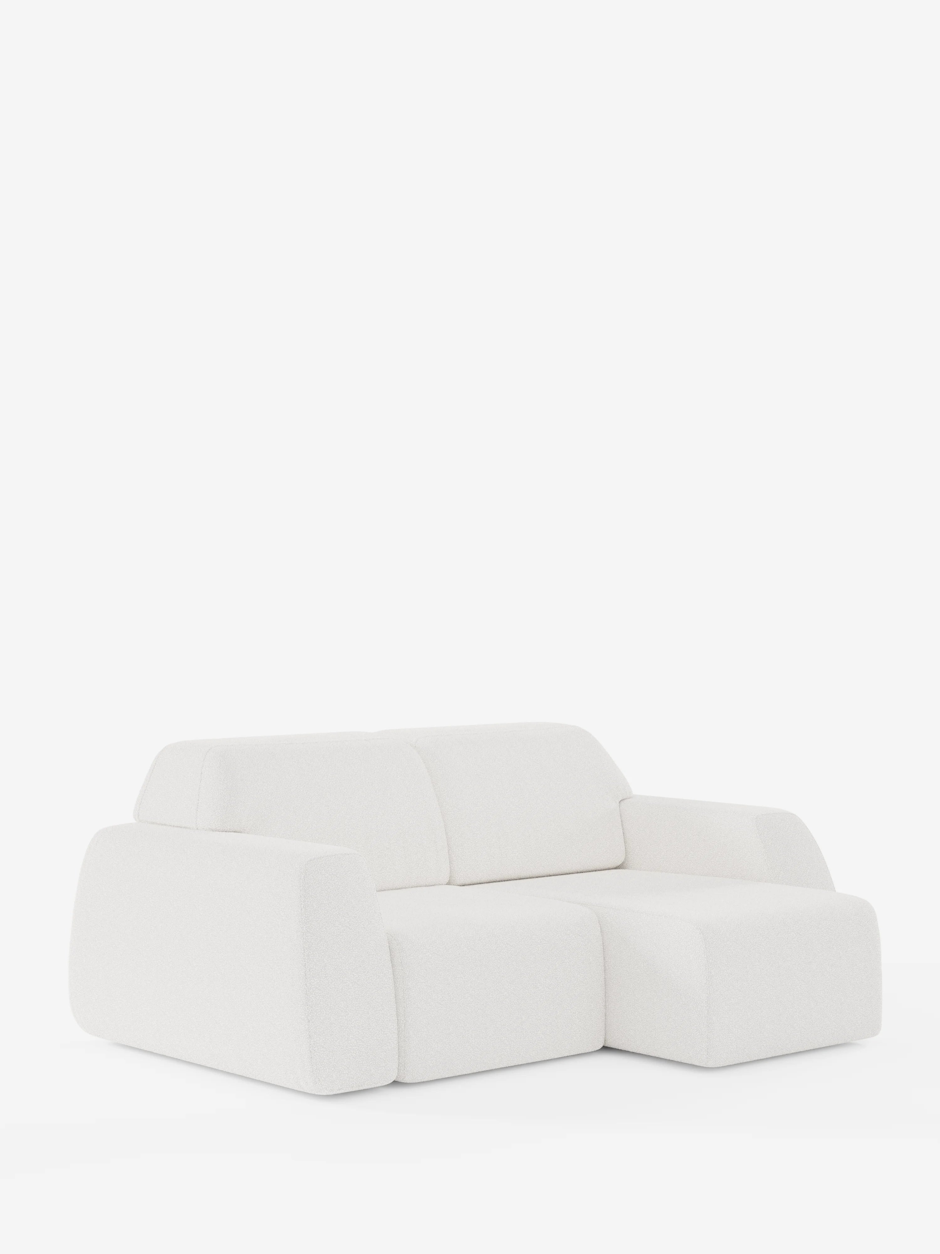 Il divano Orbit 2 e 3 posti con sedute scorrevoli di Divani.Store, dal design contemporaneo e minimalista in bianco, si presenta con bordi lisci e arrotondati e una chaise longue sul lato destro, in primo piano su uno sfondo bianco a tinta unita. Il rivestimento completamente sfoderabile del divano, realizzato in tessuto T33 effetto cotone resistente alle macchie, appare morbido e ricco di texture, conferendo un’atmosfera pulita e moderna ispirata agli eleganti modelli di divani a 2 posti.