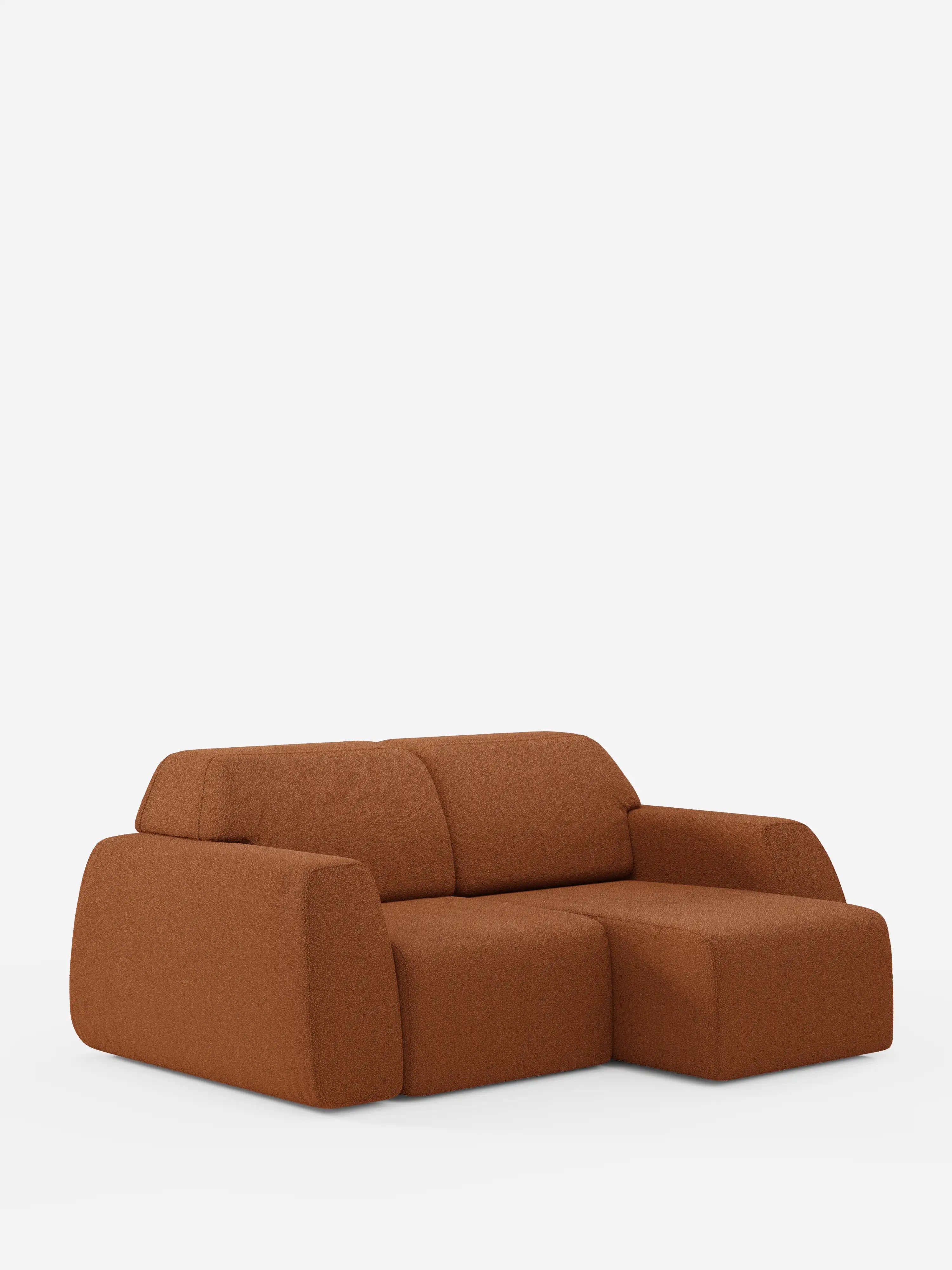Vi presentiamo il divano a 3 posti con sedute scorrevoli Orbit di Divani.Store: un divano componibile moderno e minimalista, caratterizzato da bordi morbidi e arrotondati e rivestito in tessuto T33 effetto cotone, di un intenso colore arancione ruggine e resistente alle macchie. La chaise longue a destra e i rivestimenti completamente sfoderabili risaltano sullo sfondo bianco, mettendo in risalto il suo design audace e contemporaneo.
