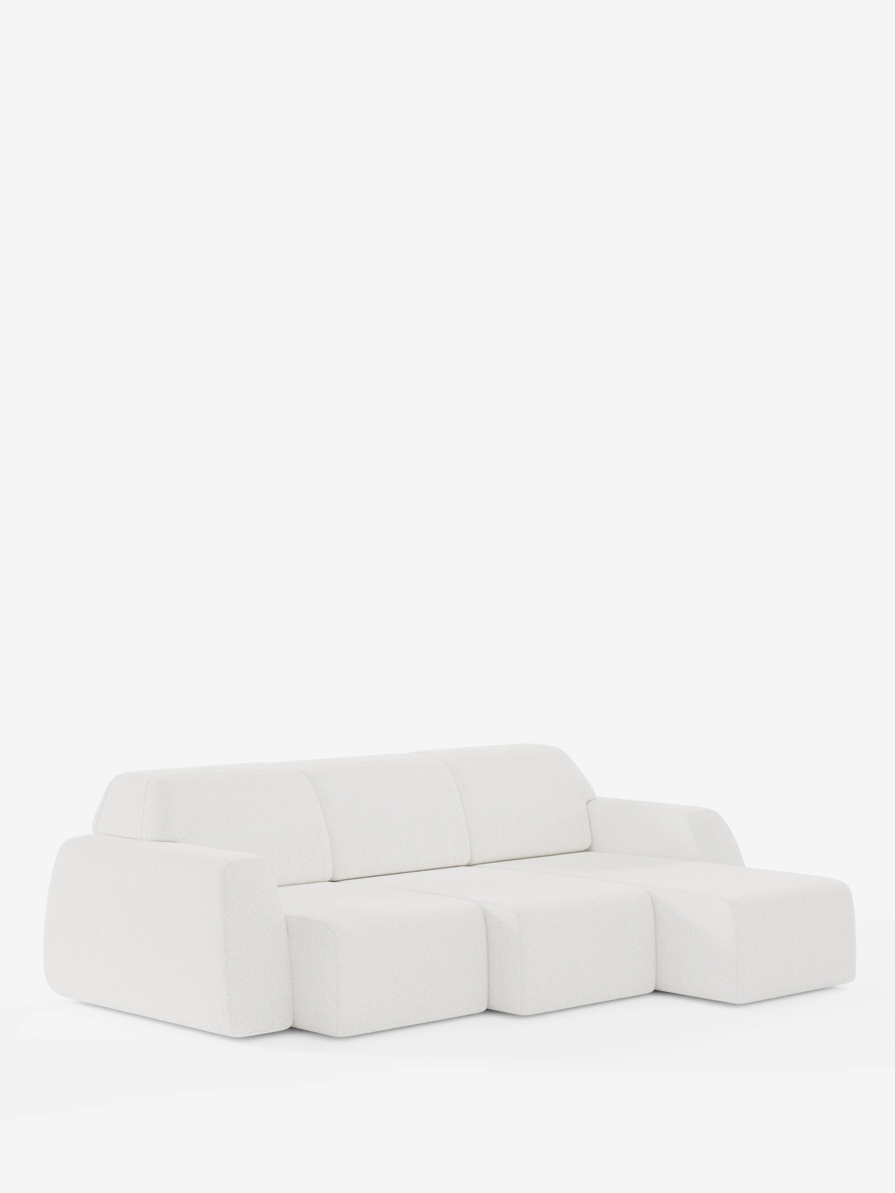 Il divano angolare Orbit con penisola reversibile e tutte le sedute allungabili in tessuto smacchiabile effetto cotone T33 di Divani.Store è un divano componibile moderno e minimalista di colore bianco, caratterizzato da tre cuscini di seduta, braccioli bassi e arrotondati e una silhouette senza gambe — qui raffigurato su uno sfondo bianco a tinta unita.