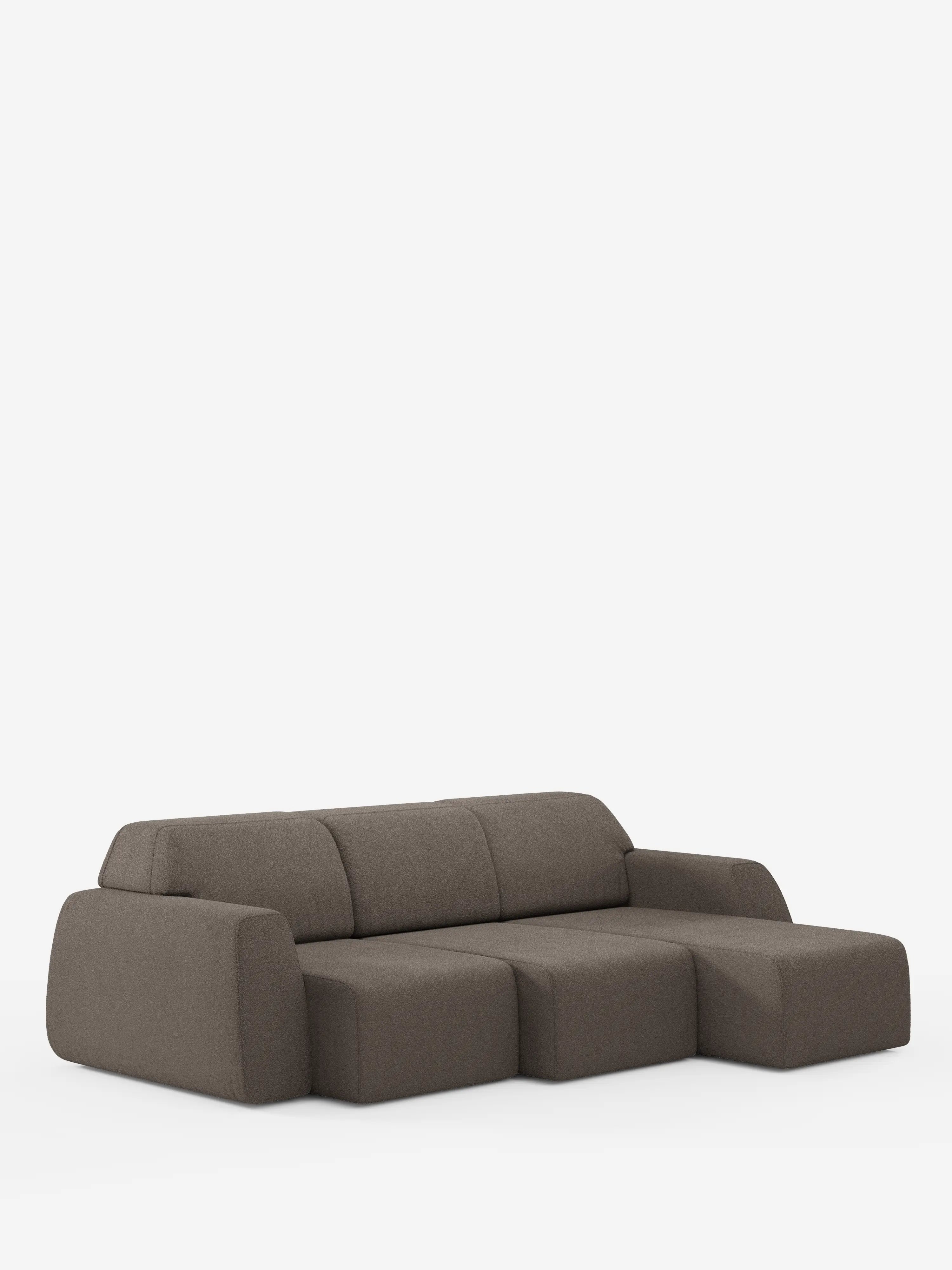 Vi presentiamo Orbit Divano angolare con penisola reversibile di Divani.Store, un moderno divano componibile rivestito in tessuto T33 color taupe/marrone, smacchiabile ed effetto cotone. Questo versatile divano presenta tre spaziosi cuscini di seduta, uno schienale curvo, un ampio bracciolo sinistro e una chaise longue aperta sul lato destro, con tutte le sedute estensibili. Il suo design geometrico pulito poggia a filo del pavimento senza gambe visibili, risaltando con eleganza su uno sfondo bianco.