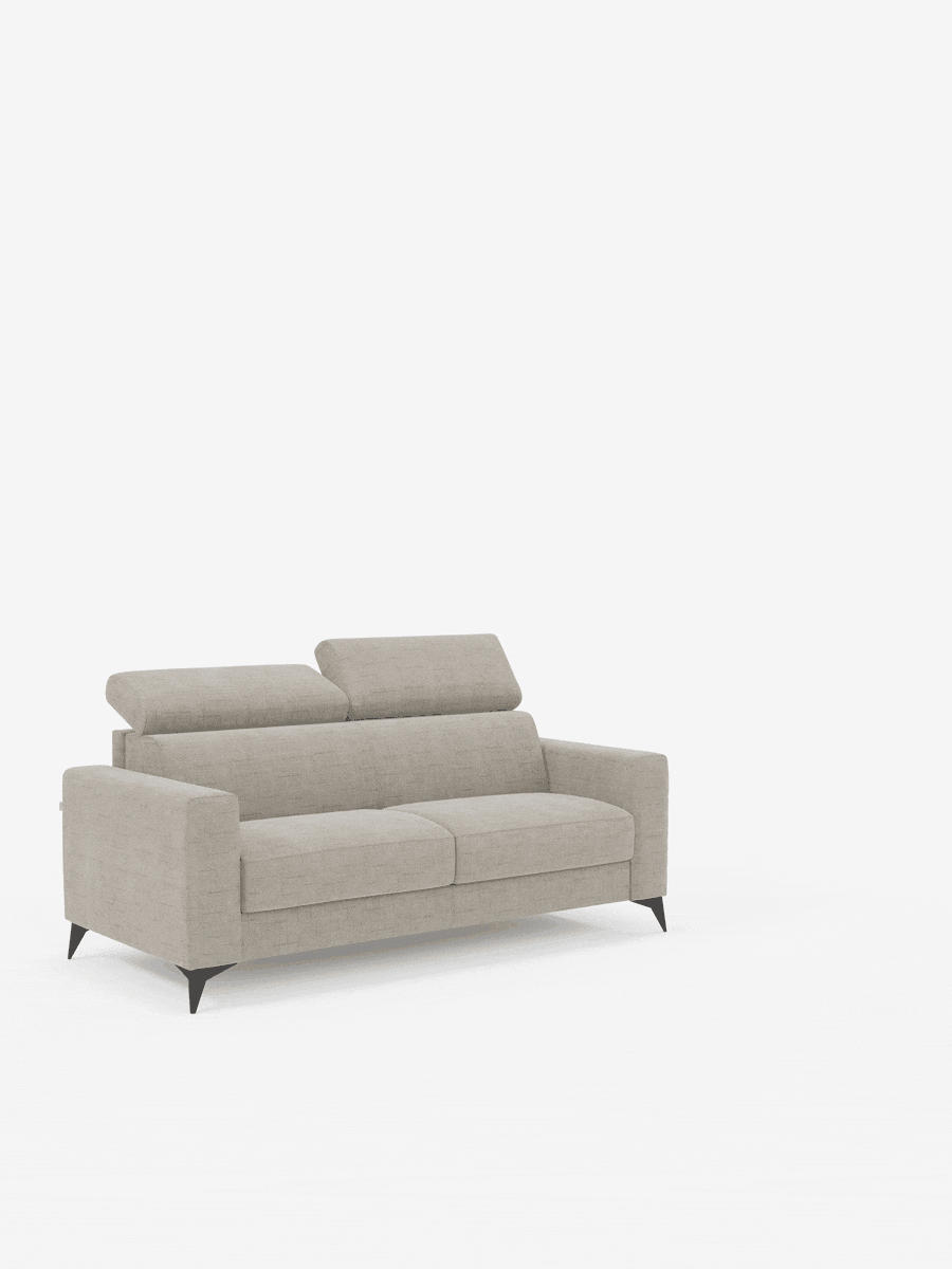 Un divano letto matrimoniale Pegaso in stile contemporaneo di Divani.Store, rivestito in tessuto jacquard antimacchia T22 grigio chiaro, è posizionato al centro su uno sfondo bianco. Uno dei suoi poggiatesta reclinabili regolabili è in posizione verticale, mentre l’altro è disteso, a dimostrazione della loro versatilità. Questo divano moderno può ospitare da due a tre persone e presenta robuste gambe nere, oltre a un design minimalista e lineare.