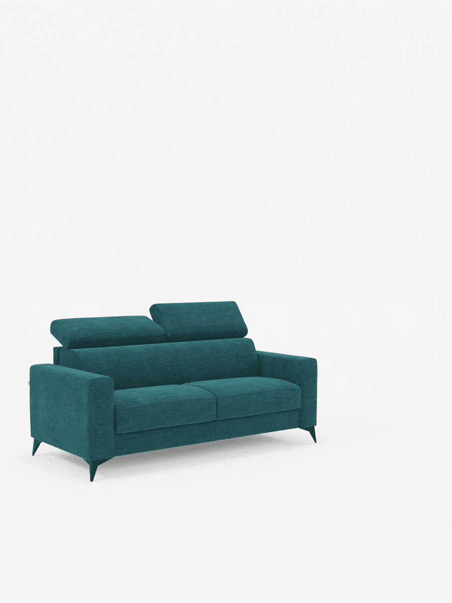 Un divano letto matrimoniale Pegaso color verde acqua di Divani.Store, rivestito in tessuto jacquard antimacchia T22, con poggiatesta regolabili, spiccata su uno sfondo bianco liscio. Questo divano moderno presenta ampi braccioli, gambe angolate e un design minimalista. Nell’animazione, i cuscini dello schienale divisi in due parti si sollevano per offrire un sostegno personalizzabile.