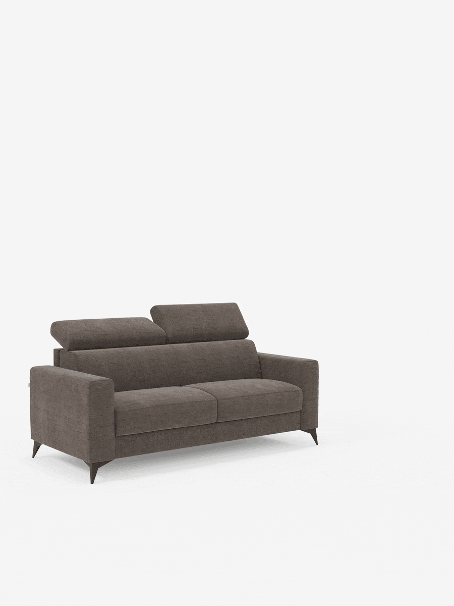 Il divano letto matrimoniale Pegaso di Divani.Il modello, rivestito in tessuto jacquard T22 antimacchia, presenta un design moderno in grigio scuro con gambe angolari in legno, due ampi cuscini di seduta e due poggiatesta regolabili; sullo sfondo bianco e semplice, circondato da un ampio spazio libero, l’estetica minimalista del divano risulta ancora più accentuata.