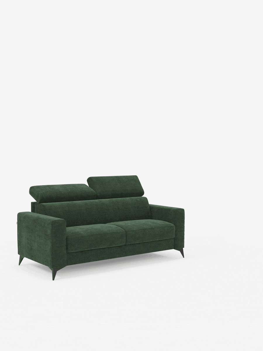 Un divano letto matrimoniale Pegaso moderno, di colore verde scuro, a due posti, con poggiatesta reclinabili in tessuto jacquard antimacchia T22 di Divani.Store, caratterizzato da poggiatesta regolabili e sottili gambe nere, è posto al centro di uno sfondo bianco a tinta unita. Questo divano moderno vanta un design minimalista dalle linee pulite e un rivestimento soffice, offrendo stile e comfort al tempo stesso.