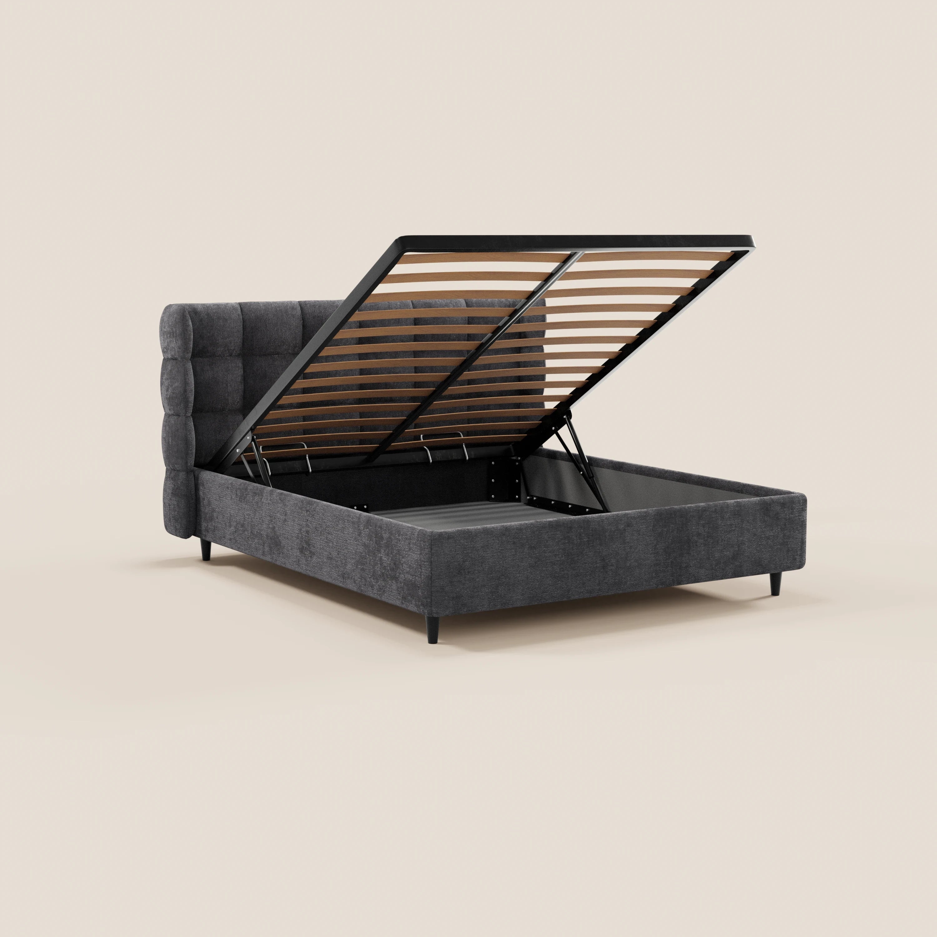 Il letto imbottito RAGNAR di Letti.store presenta una testiera capitonné avvolgente e una rete a doghe sollevabile che offre un ampio spazio contenitivo. Rivestito in tessuto certificato Oeko-Tex®, si distingue su uno sfondo beige per il suo elegante design da letto contenitore.
