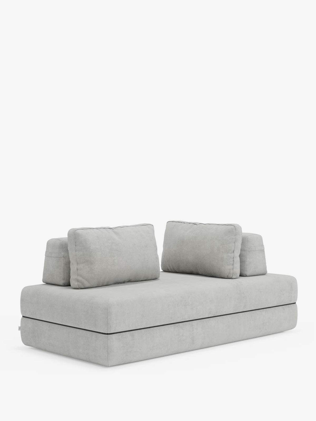 Un divano letto matrimoniale Rift di Divani.Store, dal colore grigio chiaro, moderno e dal profilo basso, caratterizzato da un’estetica minimalista. È dotato di cuscini di seduta spessi e di quattro cuscini dello schienale rettangolari disposti in due coppie, per garantire stile e comfort. Gli schienali mobili regolabili offrono un sostegno personalizzabile, mentre il materasso in memory foam, alto 24 cm, è rivestito in tessuto T31 facile da pulire, il tutto su uno sfondo bianco a tinta unita.