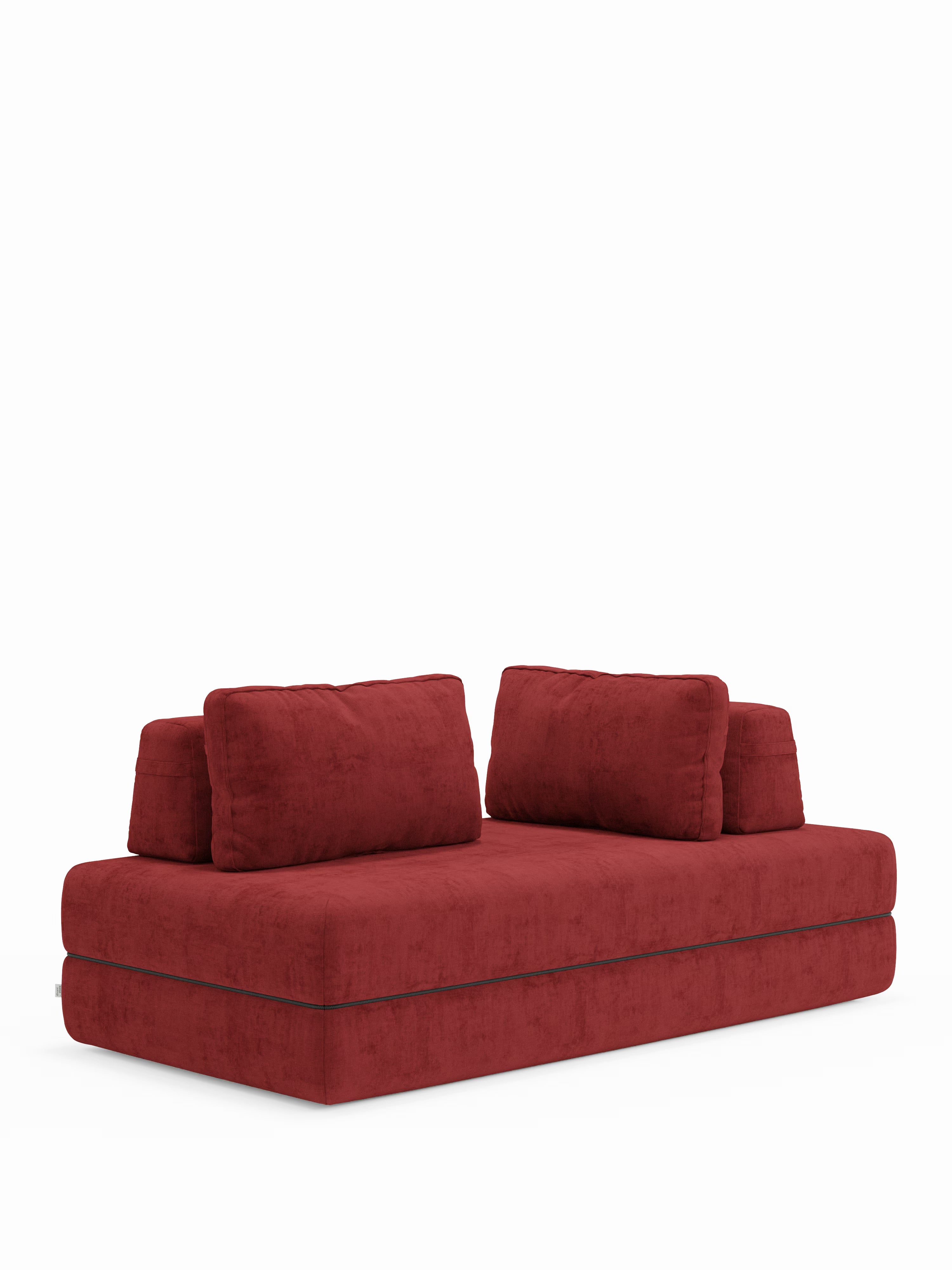 Un divano letto matrimoniale Rift di colore rosso intenso, disponibile nelle versioni a 2 e 3 posti, di Divani.Store, caratterizzato da schienali regolabili e morbidi cuscini, è posizionato su uno sfondo bianco a tinta unita. La silhouette bassa e squadrata del divano, insieme alle spesse sezioni della seduta e dello schienale, ne sottolineano lo stile moderno e minimalista. È dotato di un materasso in memory foam alto 22 cm, modello T31. Non sono visibili altri oggetti.