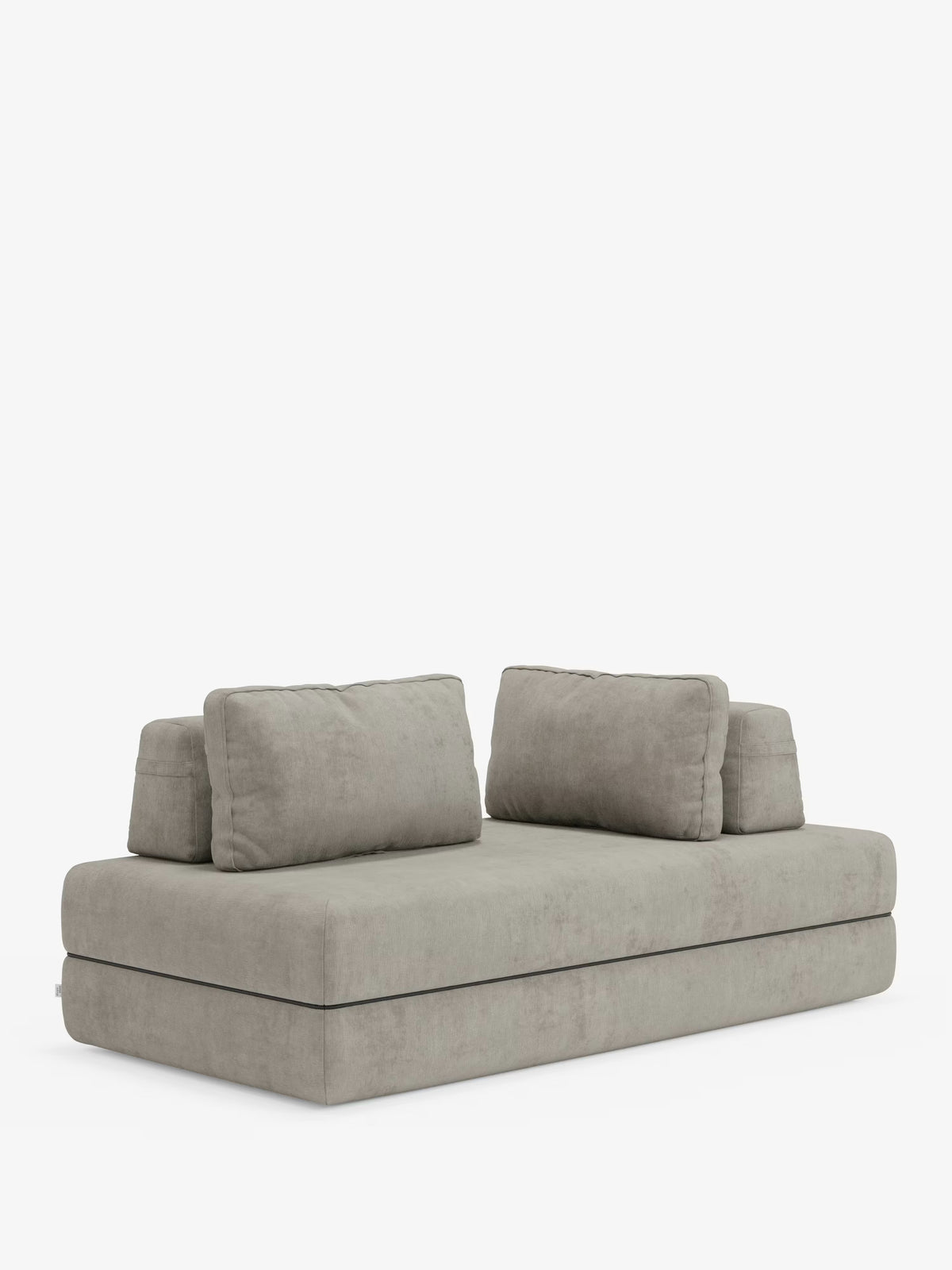 Un divano letto matrimoniale Rift dal design contemporaneo, in grigio chiaro, di Divani.Store, dal profilo basso e senza braccioli. Presenta una seduta rettangolare, quattro cuscini dello schienale coordinati in morbido tessuto T31 resistente alle macchie e si distingue su uno sfondo bianco liscio.