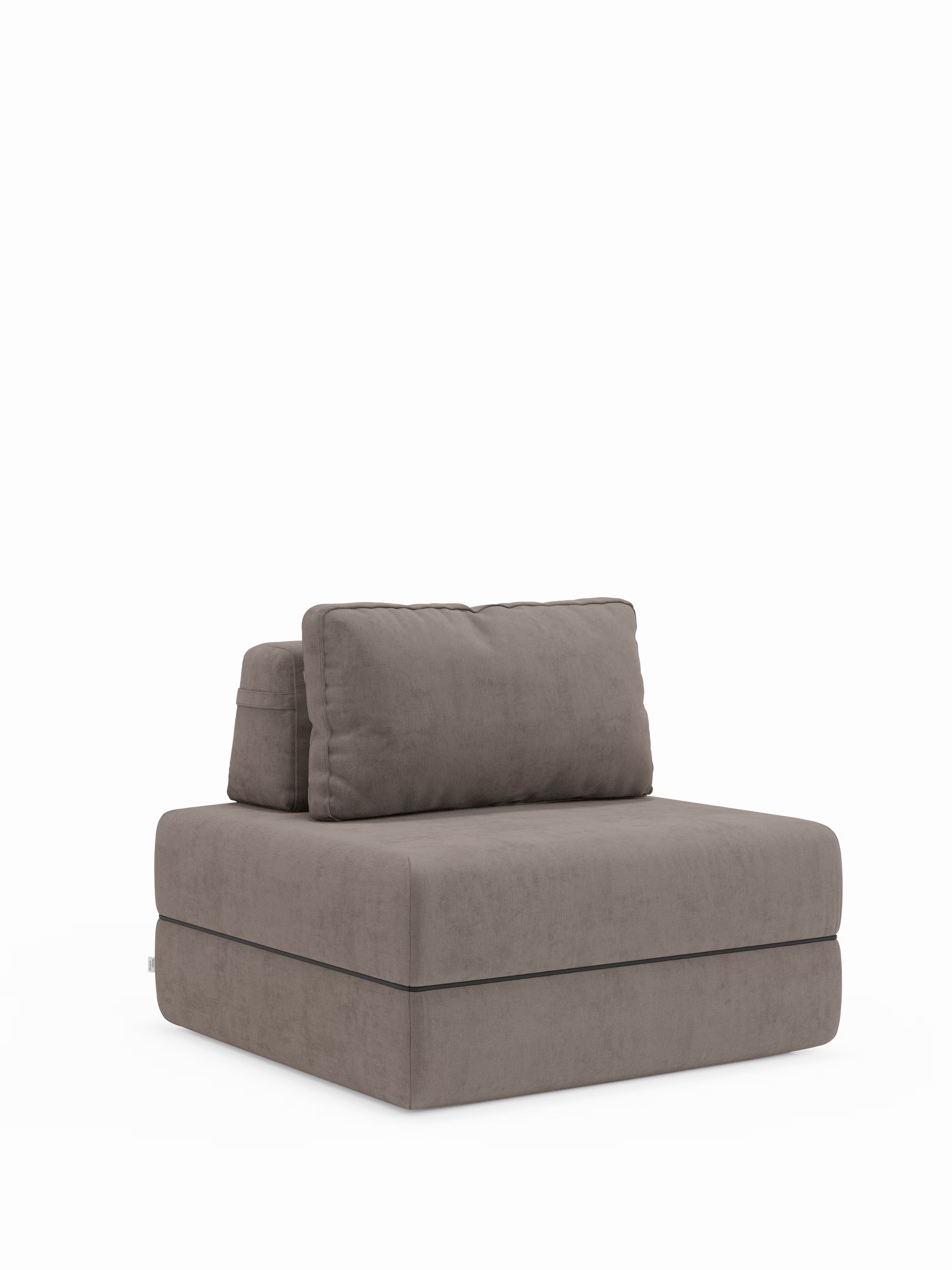 Una poltrona minimalista color taupe senza braccioli, con una morbida seduta quadrata, cuscino dello schienale in tinta e una delicata bordatura lungo le cuciture: la poltrona letto Rift con materasso alto 22 cm e memory foam di Divani.Store è dotata di schienale mobile e tessuto T31 resistente alle macchie. Questa elegante poltrona letto combina un design raffinato con la funzionalità ed è presentata su uno sfondo bianco a tinta unita.