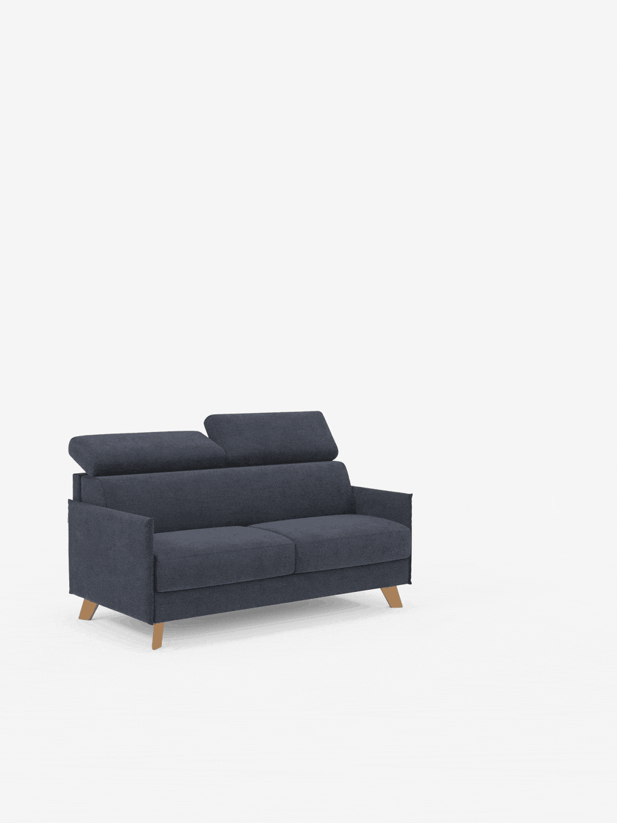 Il divano letto matrimoniale Sole dal design compatto di Divani.Store, rivestito in blu scuro, è dotato di due poggiatesta regolabili e di un tessuto T23 antimacchia e rimovibile al 100%. Su uno sfondo bianco a tinta unita, la sua silhouette squadrata di ispirazione scandinava è impreziosita da gambe in legno e da un’estetica minimalista. Morbido e confortevole, l’illuminazione della scena accentua l’eleganza essenziale del divano letto.