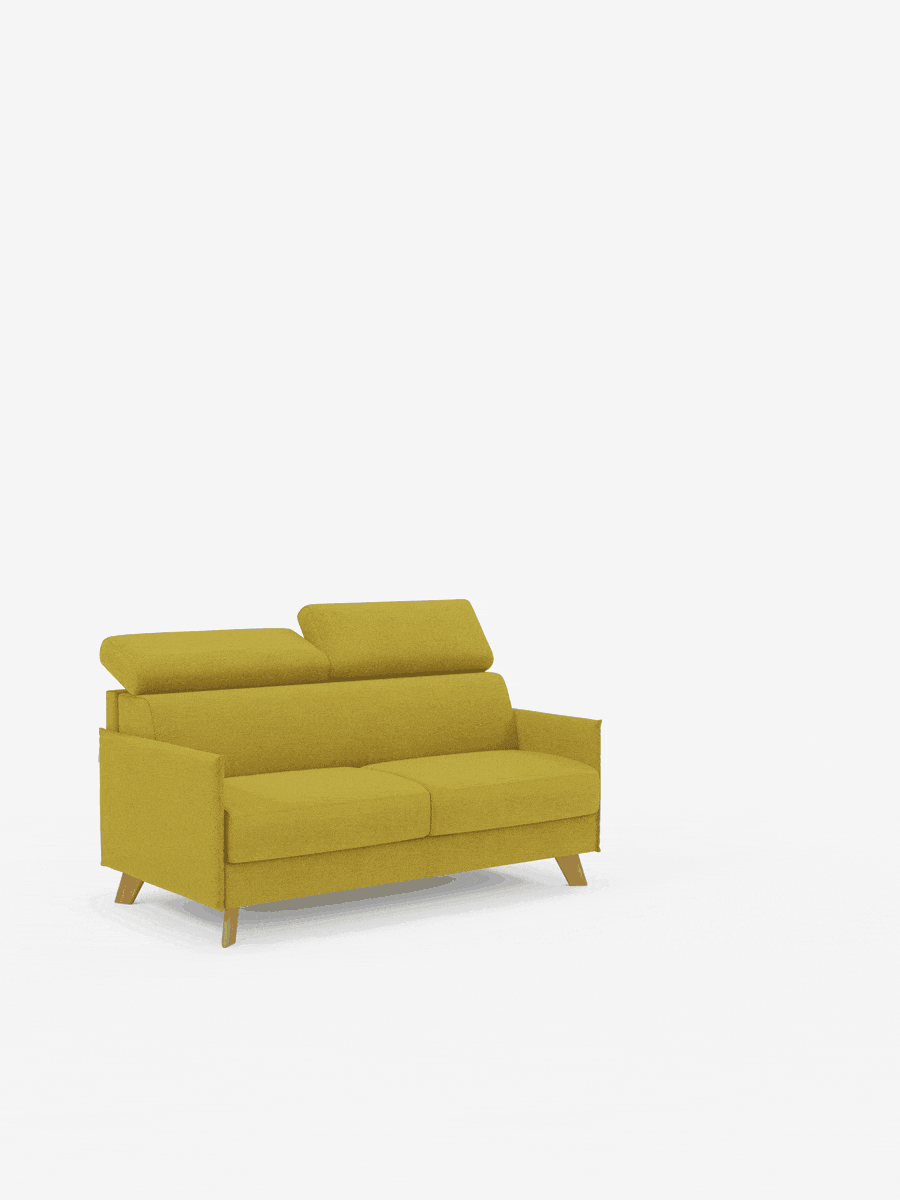Un moderno divano letto matrimoniale “Sole” di Divani.Store, color giallo senape, caratterizzato da un design compatto in puro stile scandinavo con gambe angolari in legno, rivestimento in tessuto T23 100% sfoderabile e resistente alle macchie e poggiatesta regolabili, è esposto su uno sfondo bianco senza altri oggetti visibili.