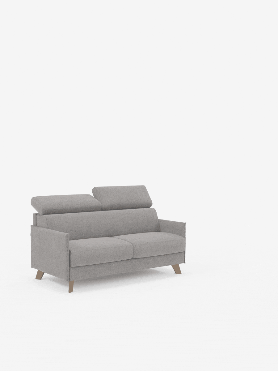Il divano letto matrimoniale Sole di Divani.Store è un divano moderno di colore grigio chiaro dal design compatto, dotato di due cuscini di seduta, due poggiatesta reclinabili, braccioli sottili e gambe angolate in legno. Rivestito in tessuto T23 antimacchia e completamente sfoderabile, il suo stile minimalista e il colore neutro creano un look pulito e contemporaneo su uno sfondo bianco.