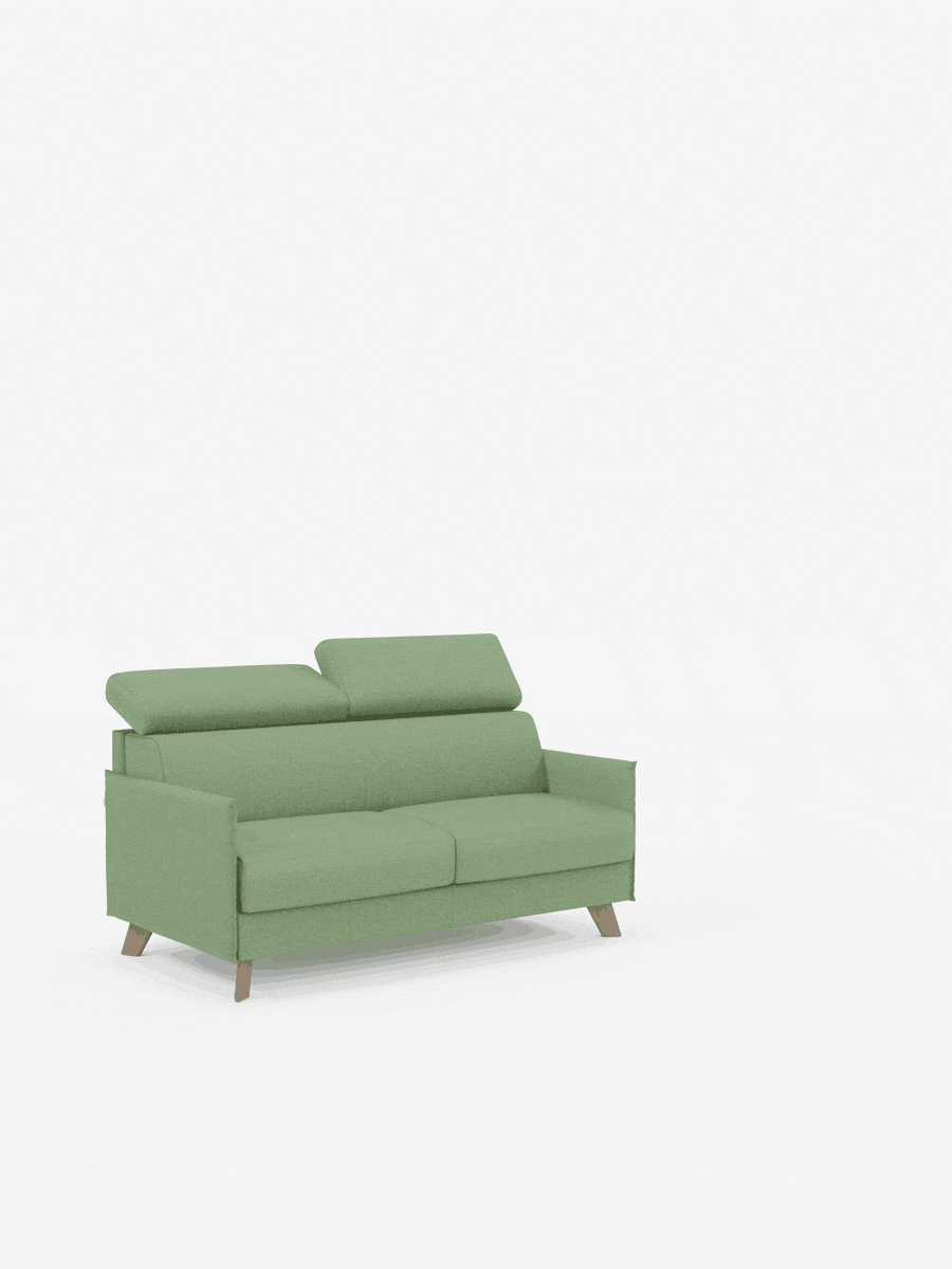 Il divano letto matrimoniale Sole di Divani.Store, in verde chiaro, presenta un design compatto e moderno con due cuscini di seduta e poggiatesta regolabili. Le sue linee pulite e lo stile di ispirazione scandinava sono valorizzati da gambe corte e angolate in legno, mentre il rivestimento in tessuto T23 antimacchia, rimovibile al 100%, risalta sullo sfondo bianco a tinta unita. Nell'immagine non compaiono altri oggetti o elementi decorativi.