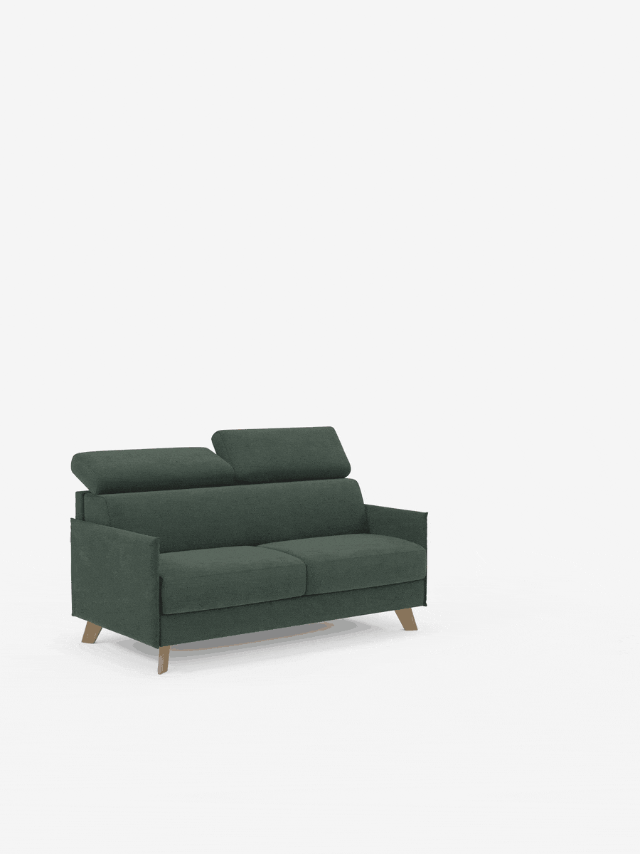 Un divano letto matrimoniale compatto, moderno e di colore verde scuro: il modello Sole di Divani.Store presenta due cuscini di seduta, schienali inclinati e gambe in legno che risaltano su uno sfondo bianco a tinta unita. Caratterizzato da un design minimalista di ispirazione scandinava dalle linee pulite, questo divano è dotato di poggiatesta regolabili leggermente rialzati ed è interamente rivestito in tessuto T23, facile da pulire e sfoderabile.