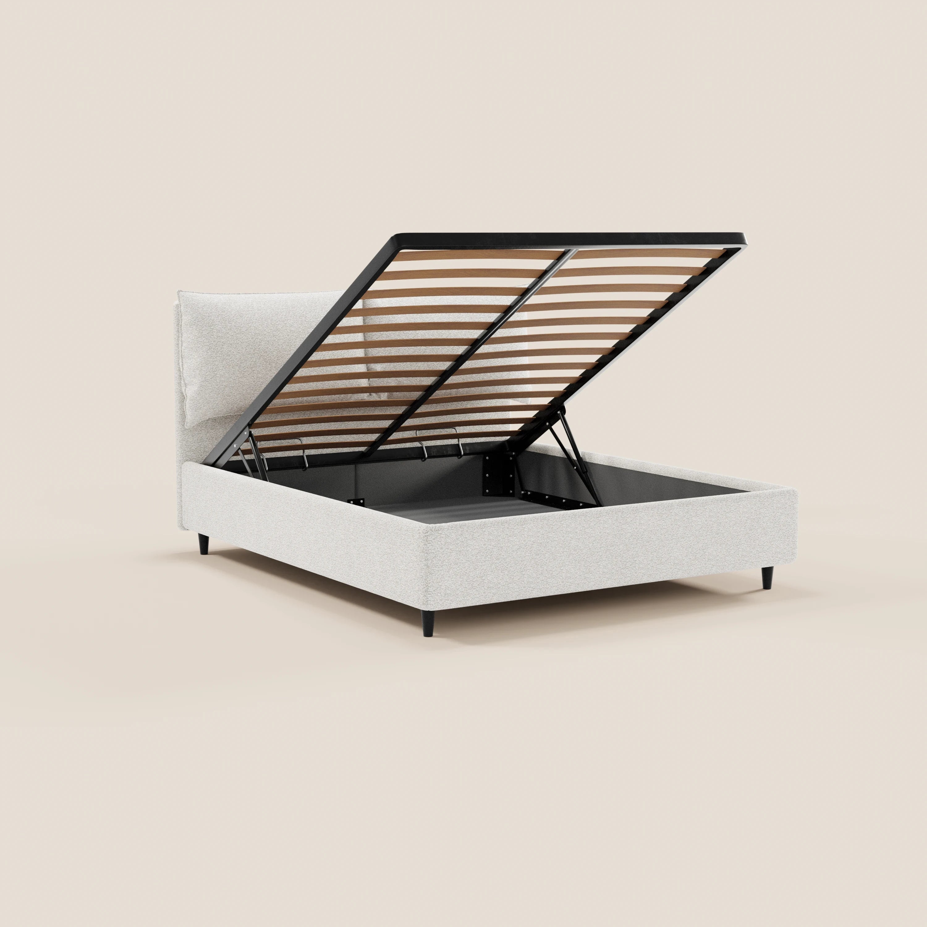 Il letto imbottito ZAYRON di Letti.store, realizzato in tessuto Oeko-Tex®, presenta una testiera con morbidi cuscini regolabili e un vano contenitore sotto la rete sollevabile. Moderno, beige, con gambe nere basse; ideale in un ambiente chiaro e minimalista.