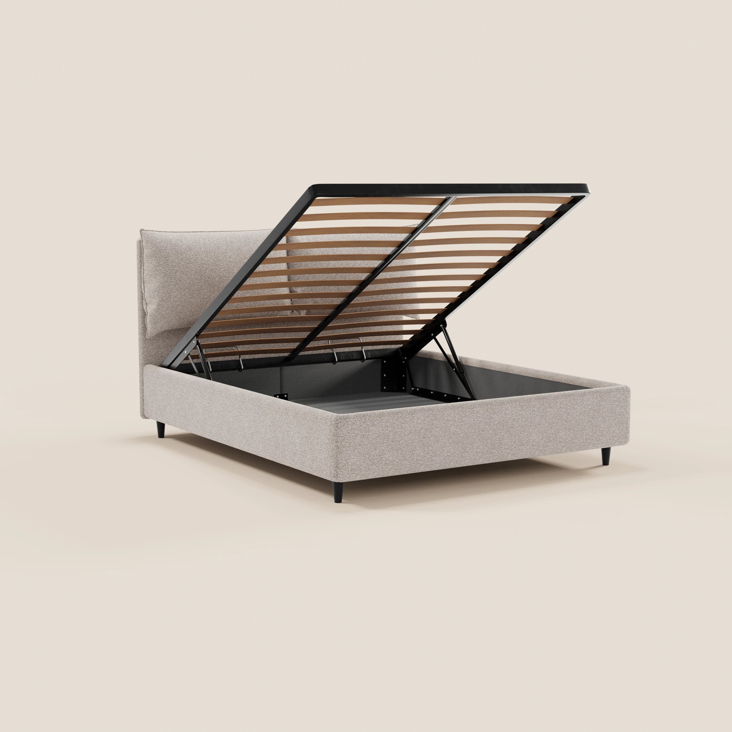 Il letto imbottito ZAYRON di Letti.store è dotato di una rete a doghe sollevabile con ampio vano contenitore, una testiera imbottita con cuscini regolabili, un design moderno in tessuto certificato Oeko-Tex® e poggia su quattro gambe nere che risaltano su uno sfondo chiaro.